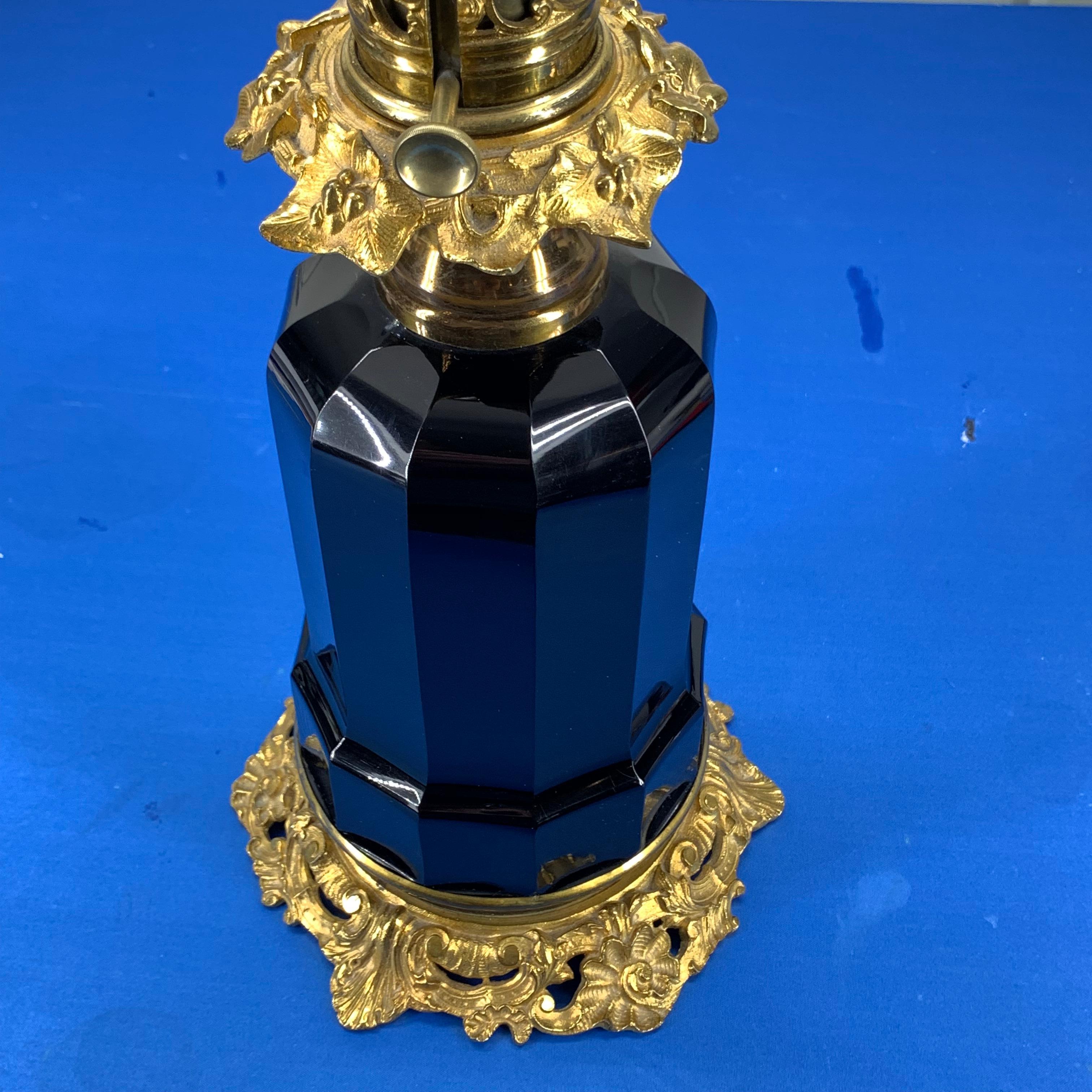 Lampe de bureau française du 19ème siècle en opaline noire sur socle en bronze doré en vente 4