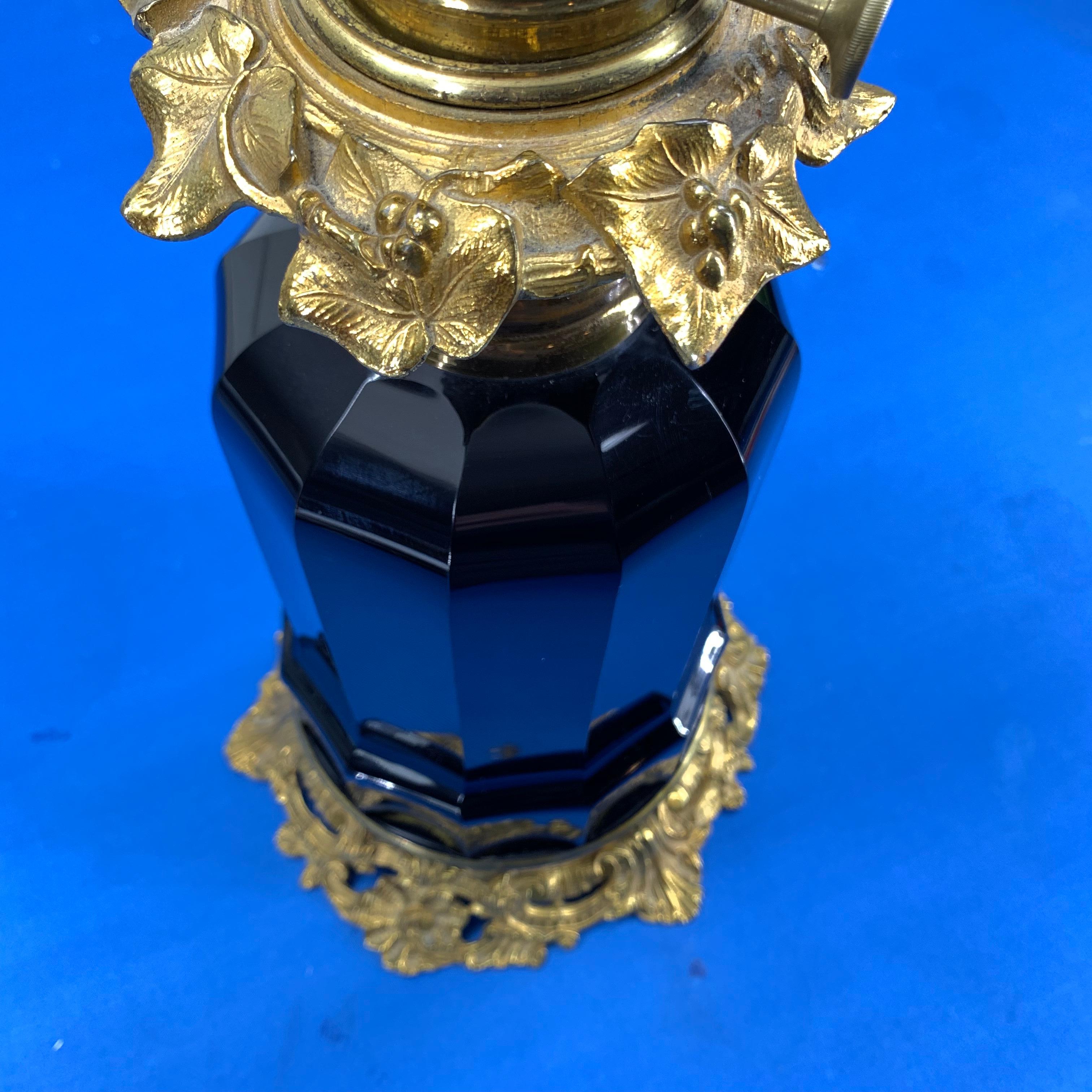 Lampe de bureau française du 19ème siècle en opaline noire sur socle en bronze doré en vente 5