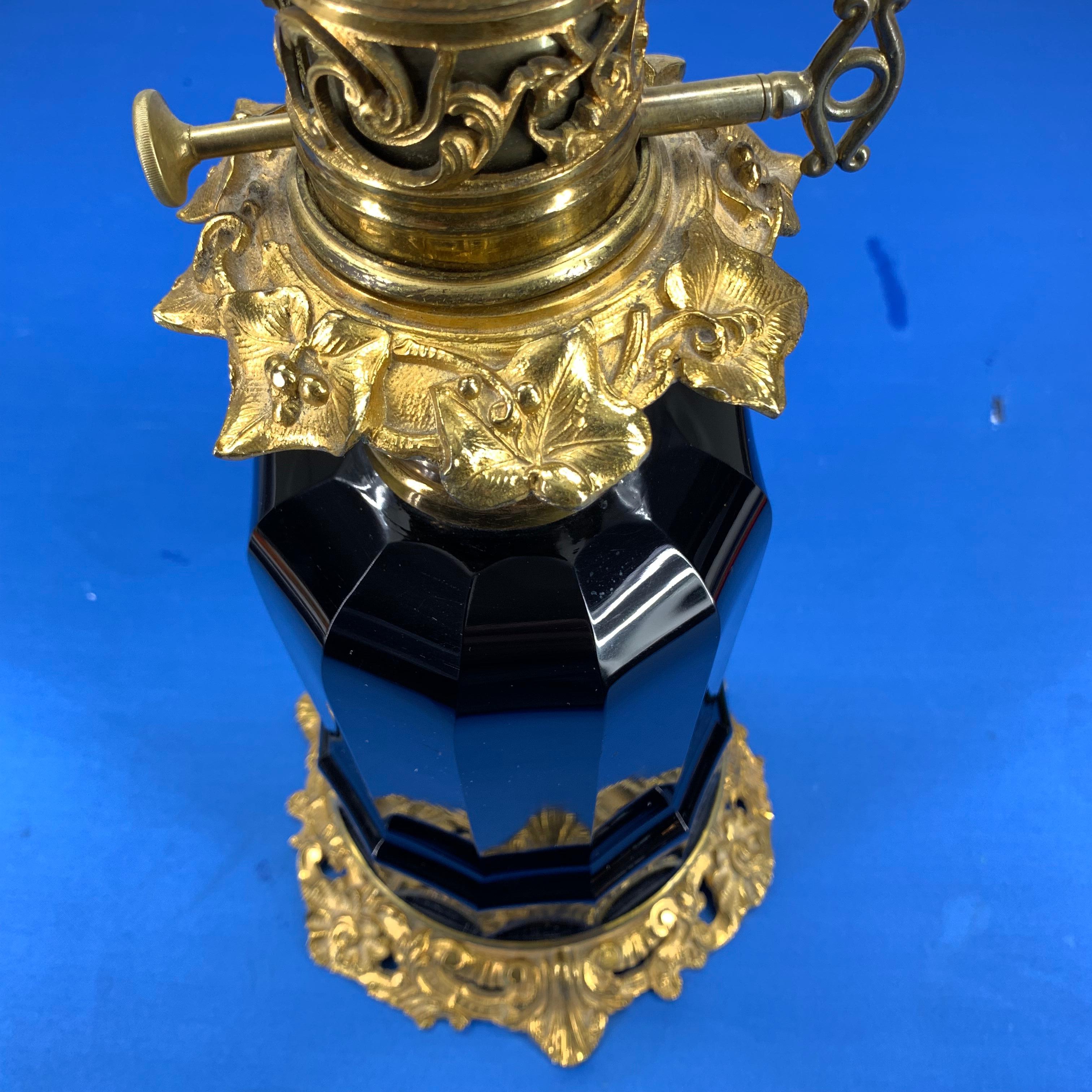 Lampe de bureau française du 19ème siècle en opaline noire sur socle en bronze doré en vente 6