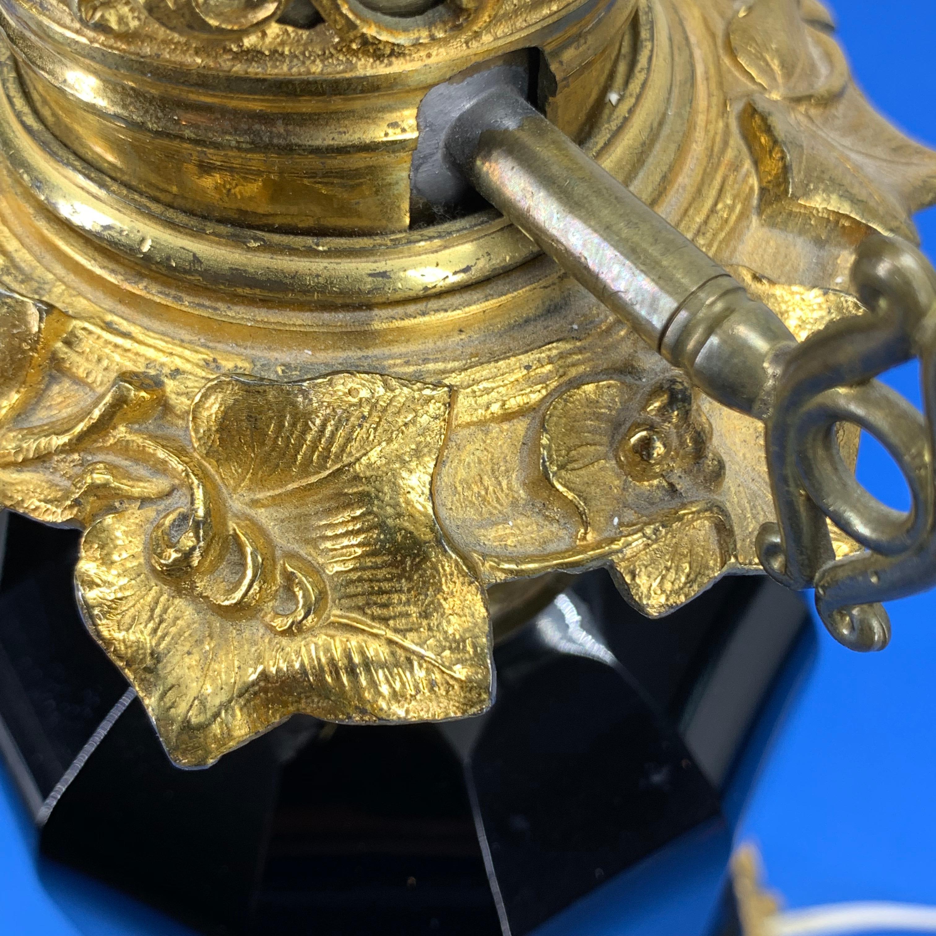Französische Tischlampe aus schwarzem Opal, 19. Jahrhundert, auf einem vergoldeten Goldbronze-Sockel im Angebot 11