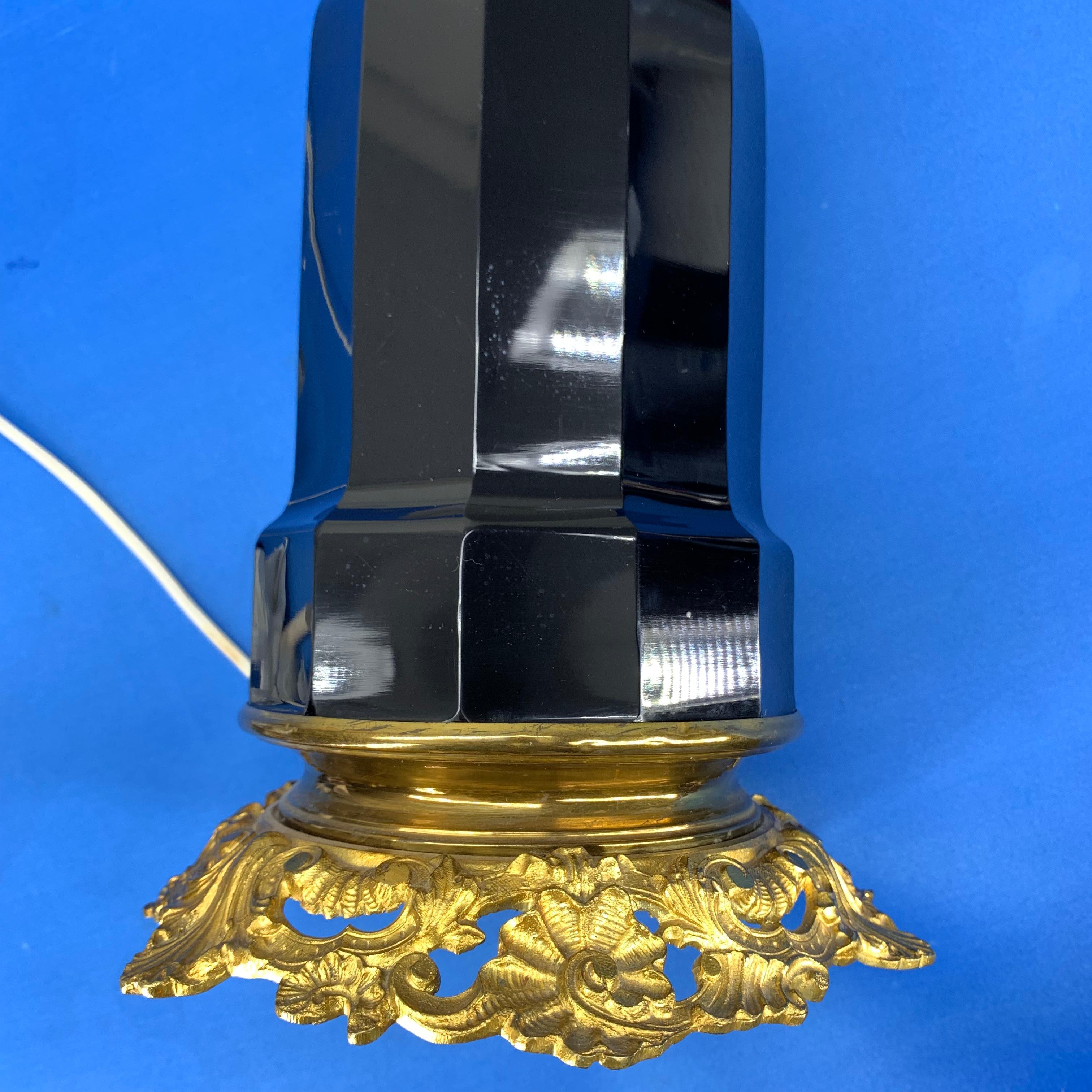 Lampe de bureau française du 19ème siècle en opaline noire sur socle en bronze doré en vente 10