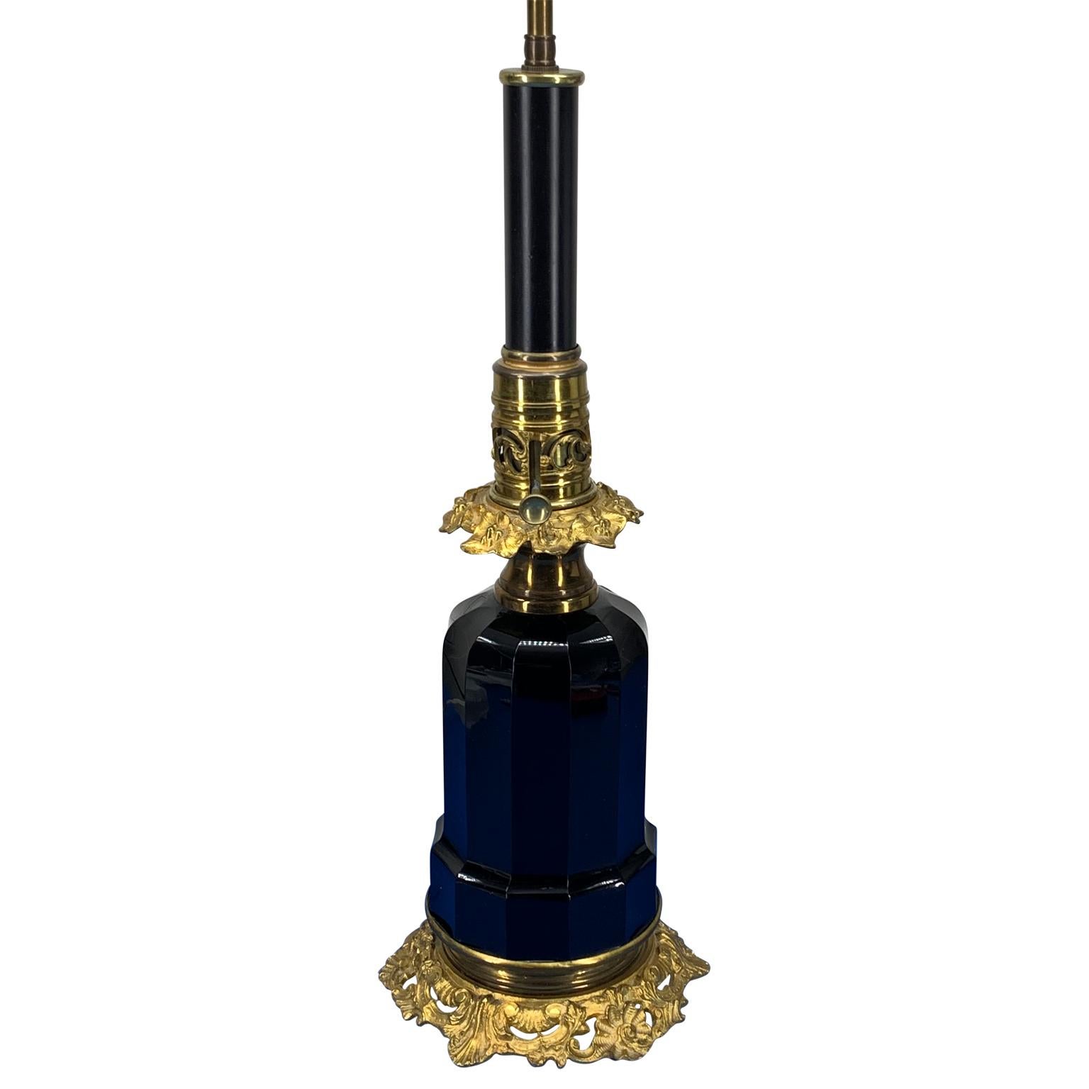 Français Lampe de bureau française du 19ème siècle en opaline noire sur socle en bronze doré en vente