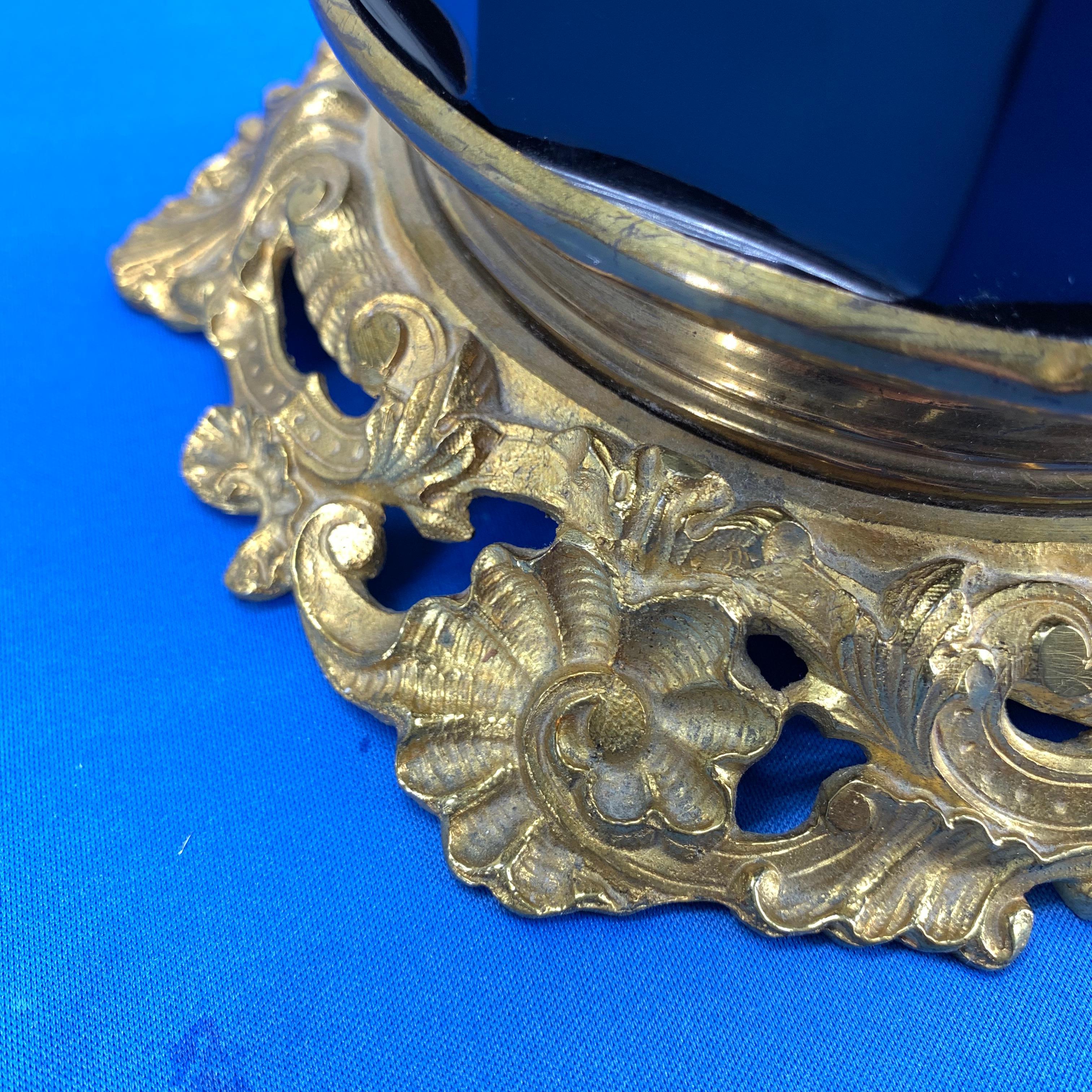 Verre opalin Lampe de bureau française du 19ème siècle en opaline noire sur socle en bronze doré en vente