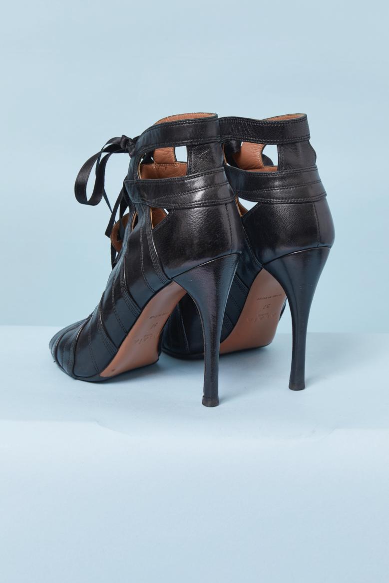 Nero Sandalo nero in pelle con punta aperta e lacci a nastro sul davanti ALAIA in vendita