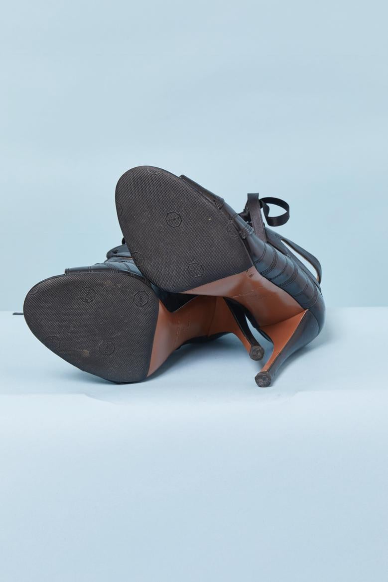 Donna Sandalo nero in pelle con punta aperta e lacci a nastro sul davanti ALAIA in vendita