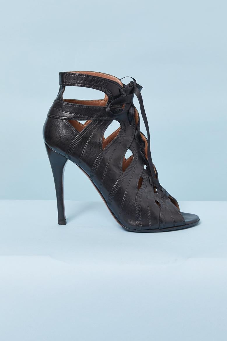 Sandalo nero in pelle con punta aperta e lacci a nastro sul davanti ALAIA in vendita 1