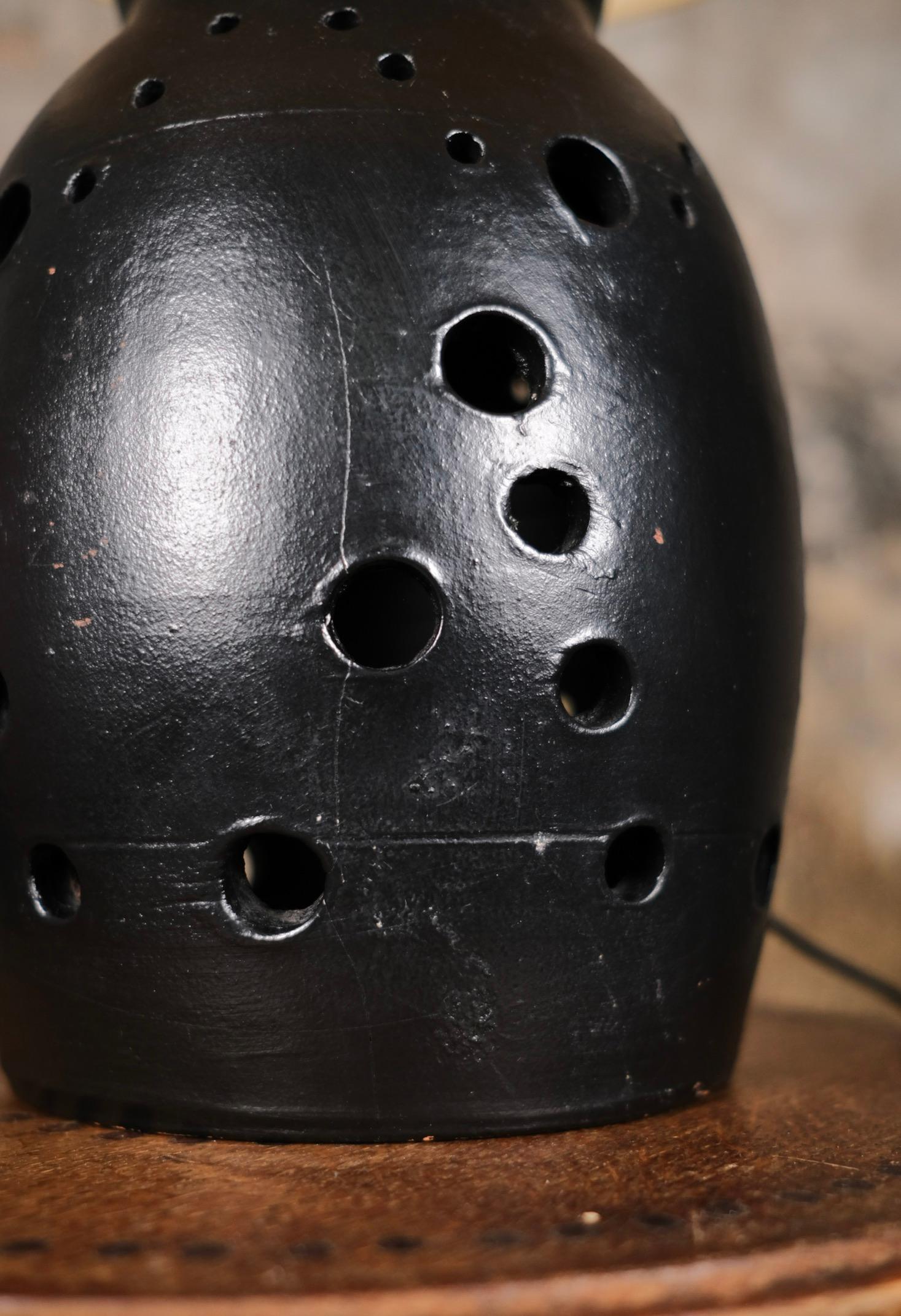 Lampe noire en céramique ajourée dans le style de Georges Pelletier, France, années 1970 en vente 3