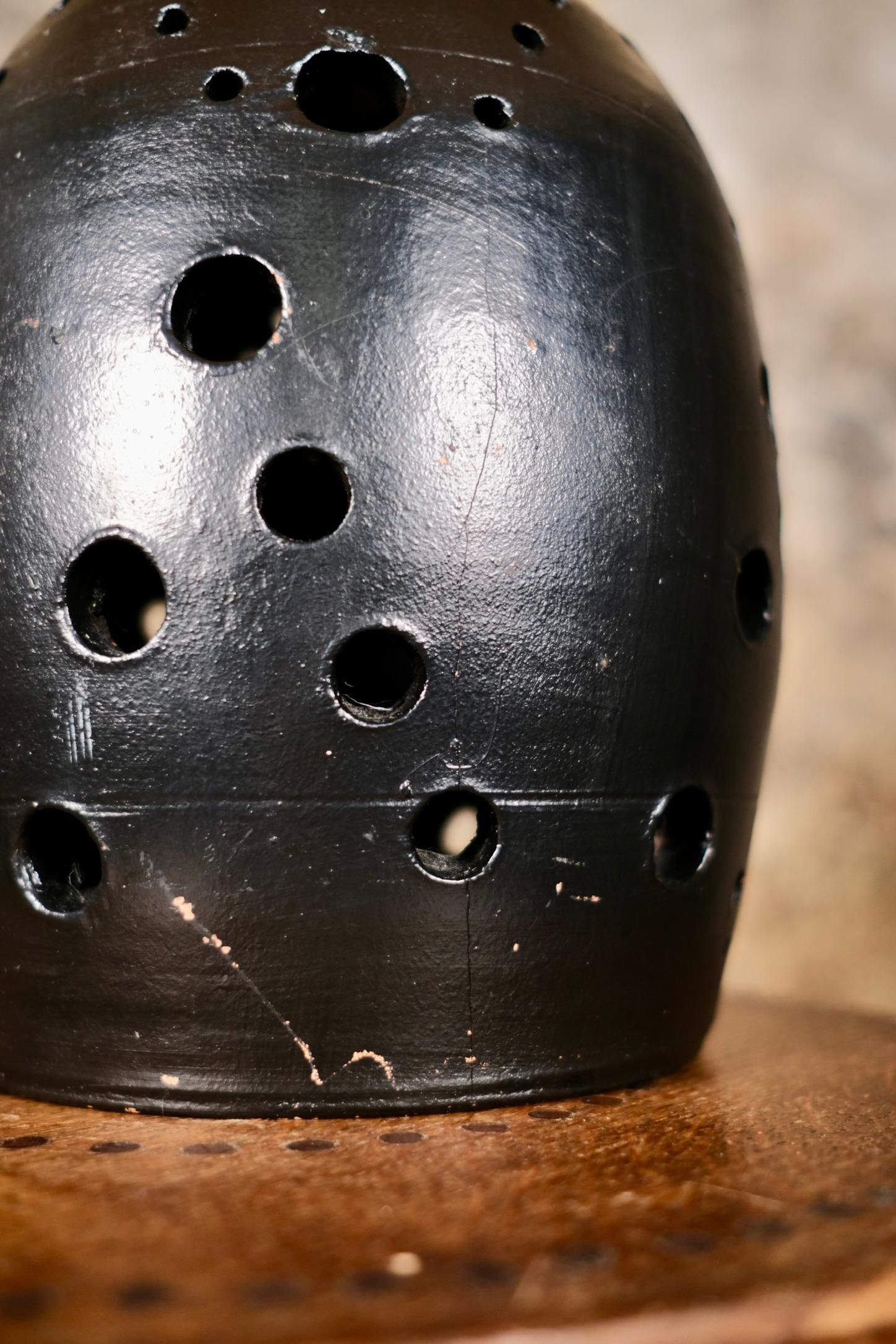 Lampe noire en céramique ajourée dans le style de Georges Pelletier, France, années 1970 en vente 4