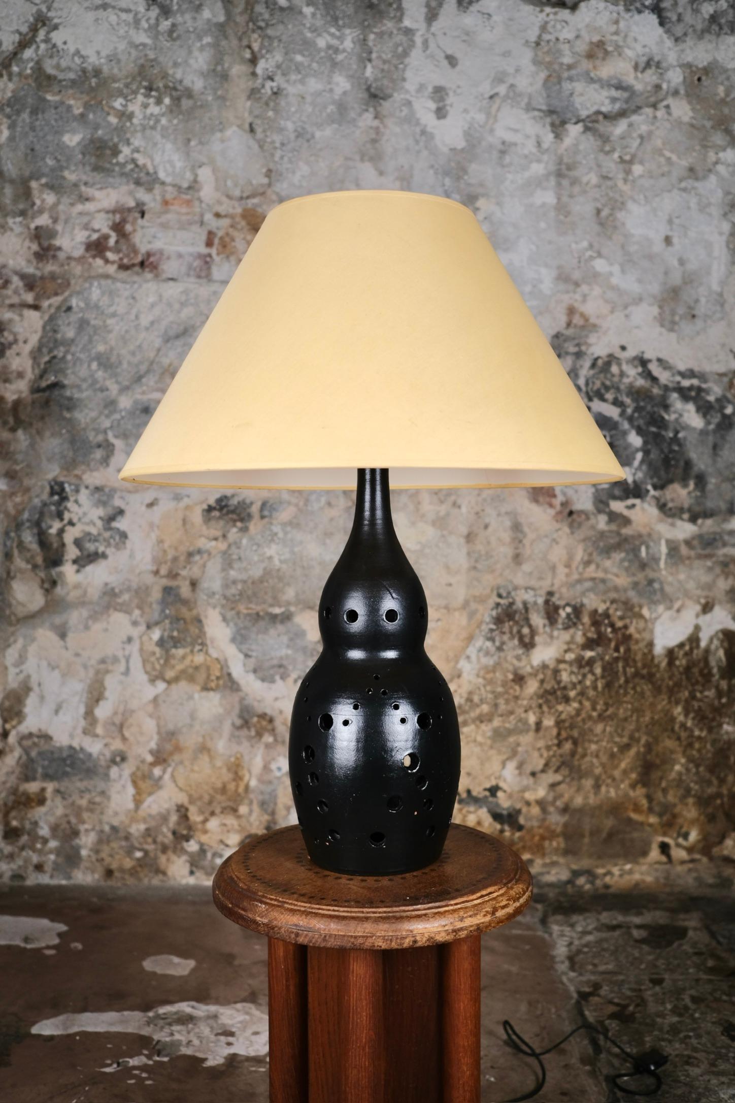 Belle lampe en céramique dans le style de Georges Pelletier.
Terre cuite vernissée noire à décor sphérique ajouré.
Avec ou sans abat-jour (si vendu sans abat-jour, le prix de la livraison sera modifié car il ne faut qu'un seul paquet, merci de le