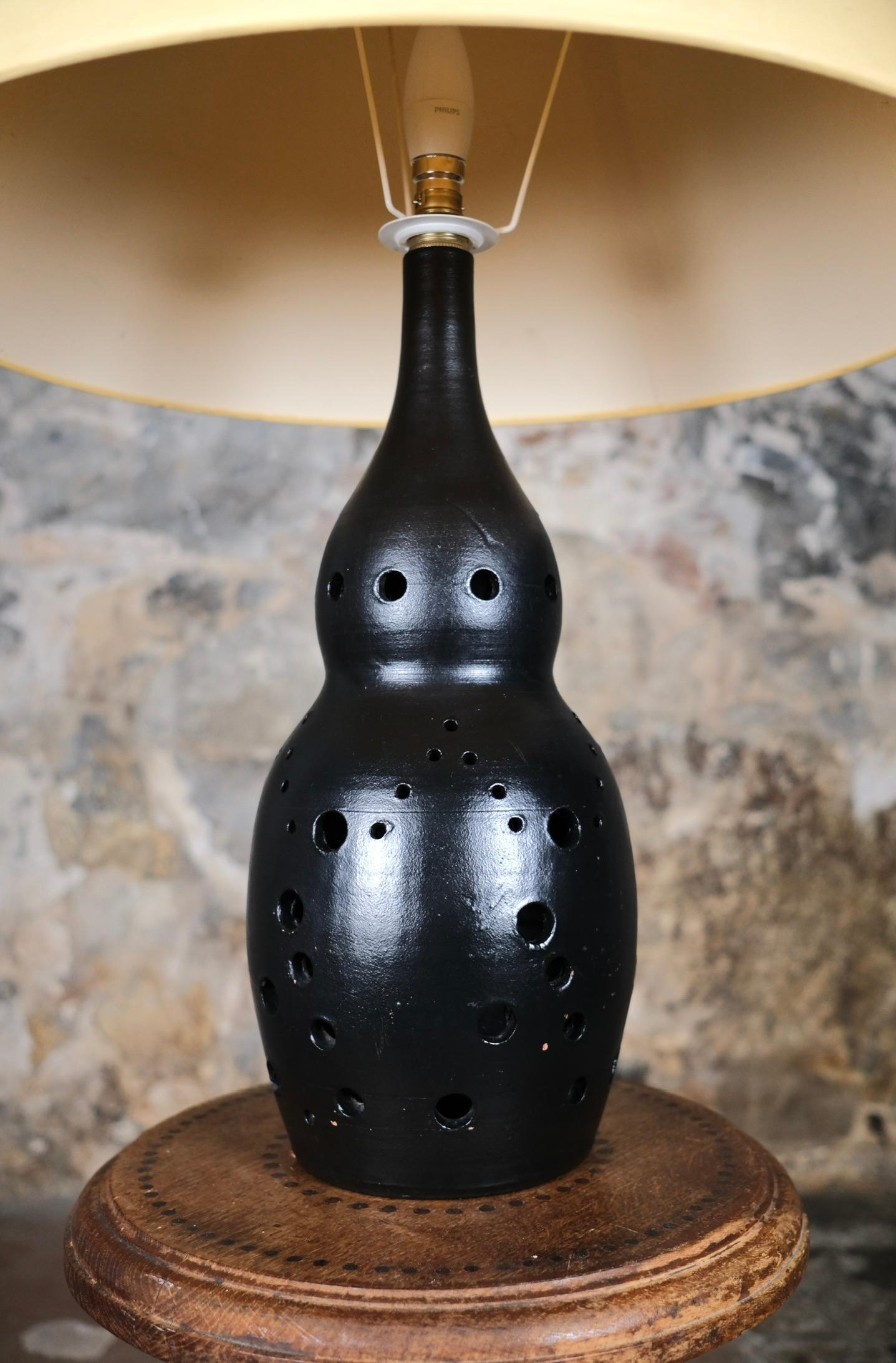 Organique Lampe noire en céramique ajourée dans le style de Georges Pelletier, France, années 1970 en vente