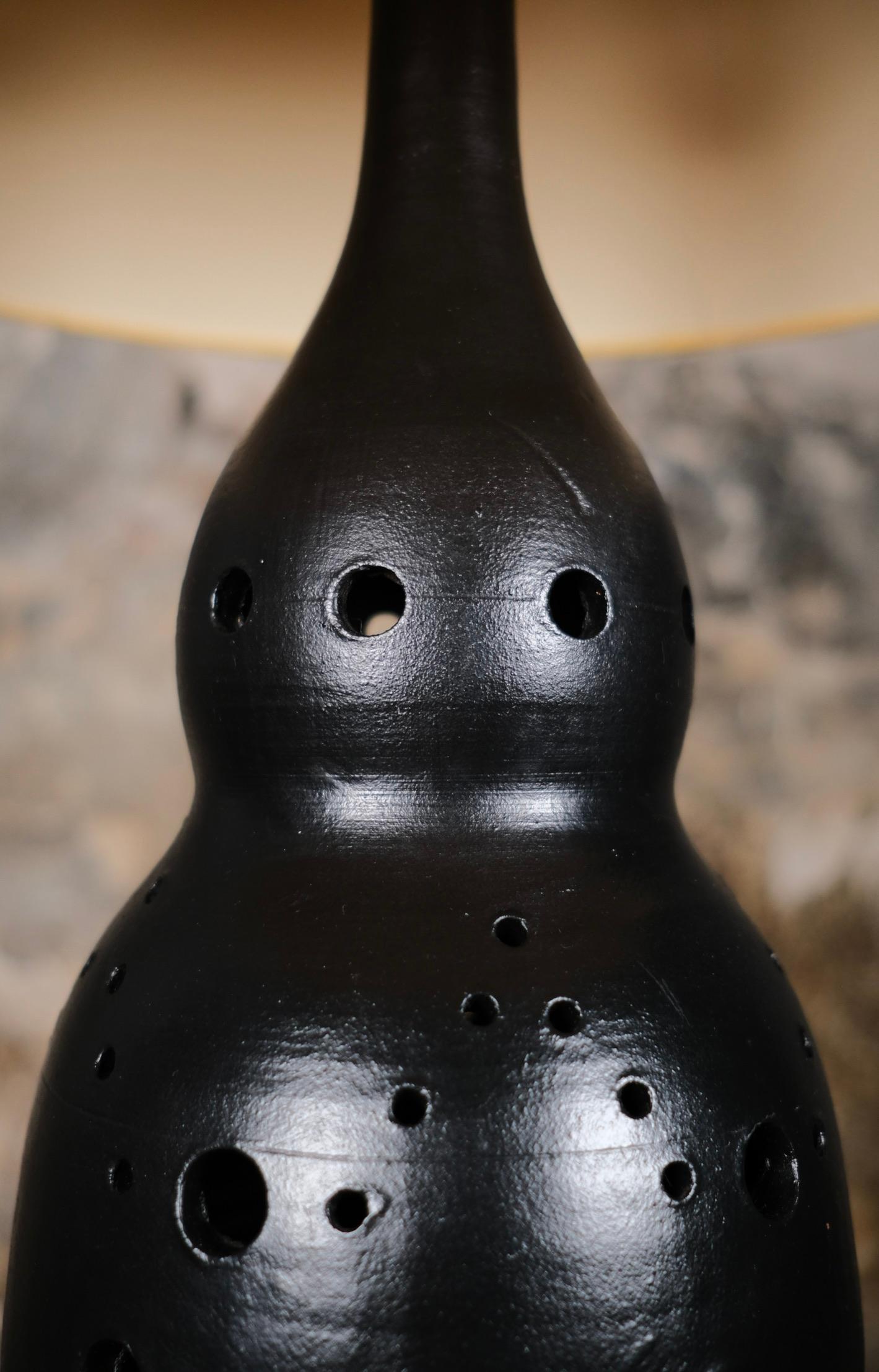 Français Lampe noire en céramique ajourée dans le style de Georges Pelletier, France, années 1970 en vente