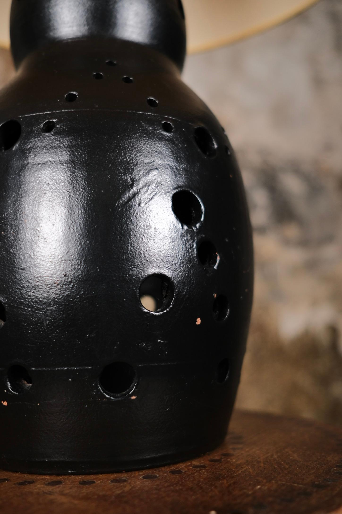 Lampe noire en céramique ajourée dans le style de Georges Pelletier, France, années 1970 Bon état - En vente à Lyon, FR