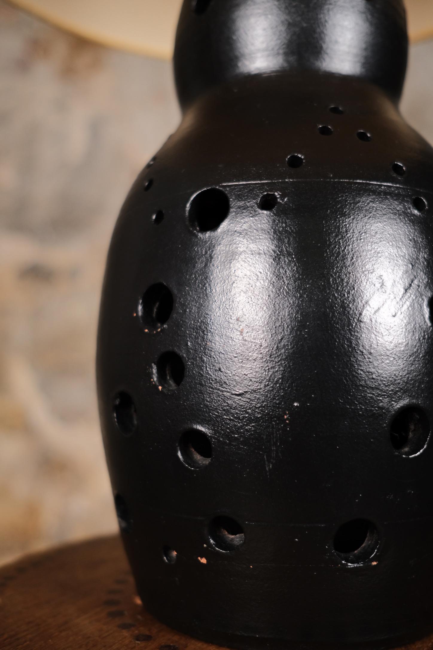 Fin du 20e siècle Lampe noire en céramique ajourée dans le style de Georges Pelletier, France, années 1970 en vente