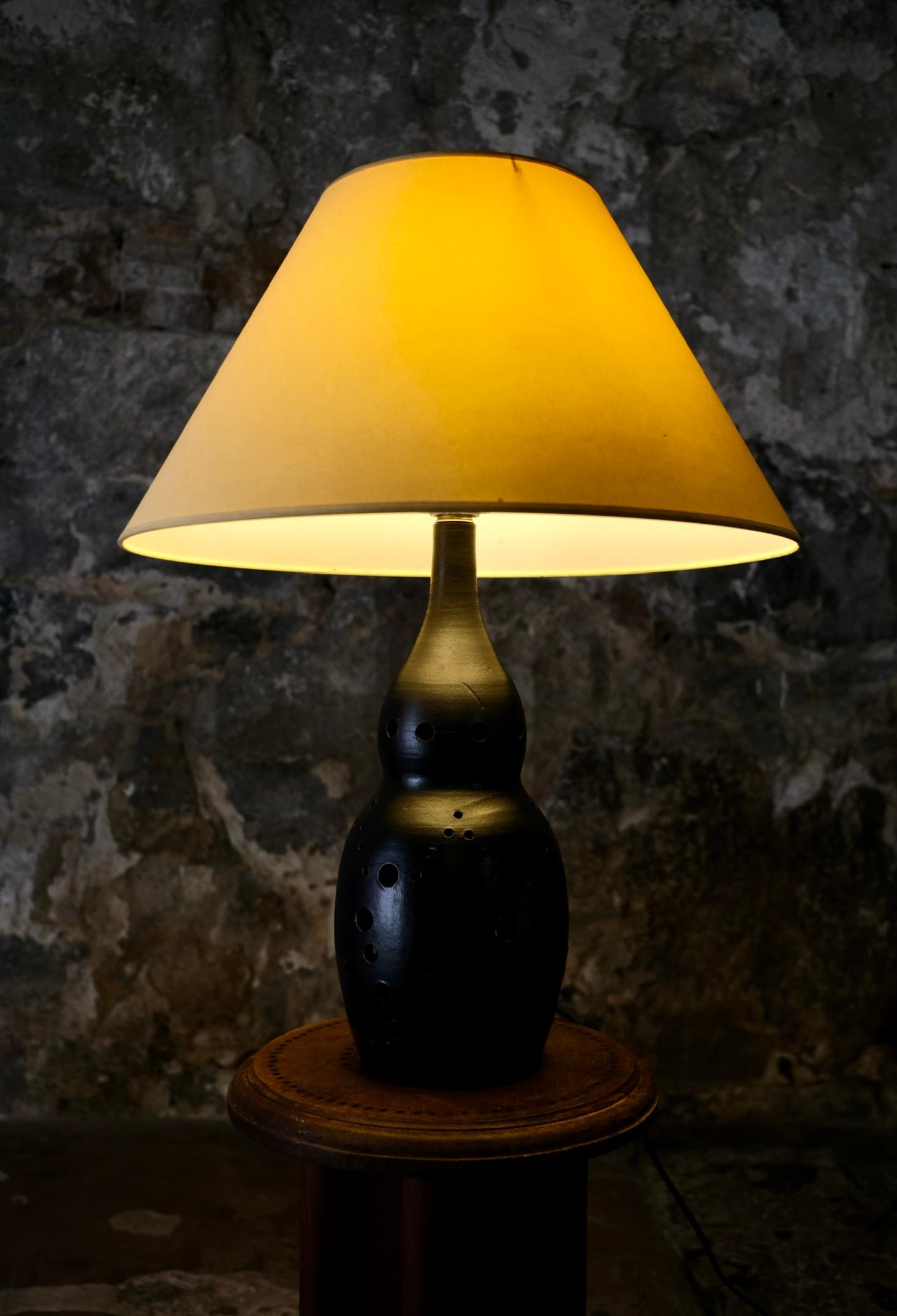 Lampe noire en céramique ajourée dans le style de Georges Pelletier, France, années 1970 en vente 2