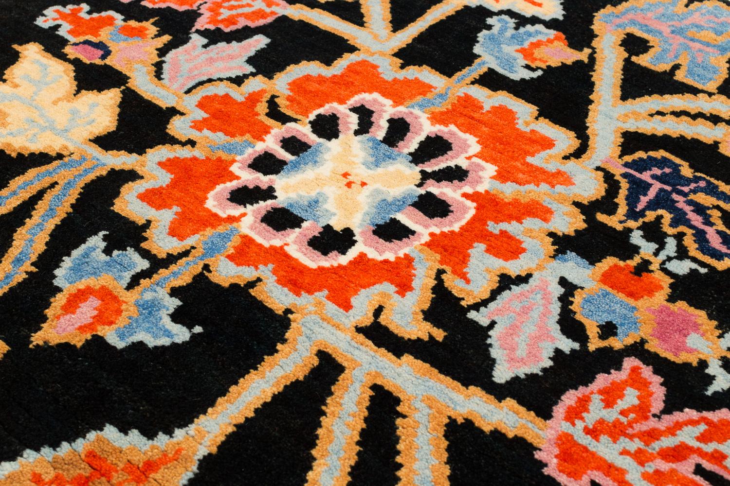 Tibetischer Blumenteppich in Schwarz, Orange und Blau im Zustand „Neu“ im Angebot in New York, NY