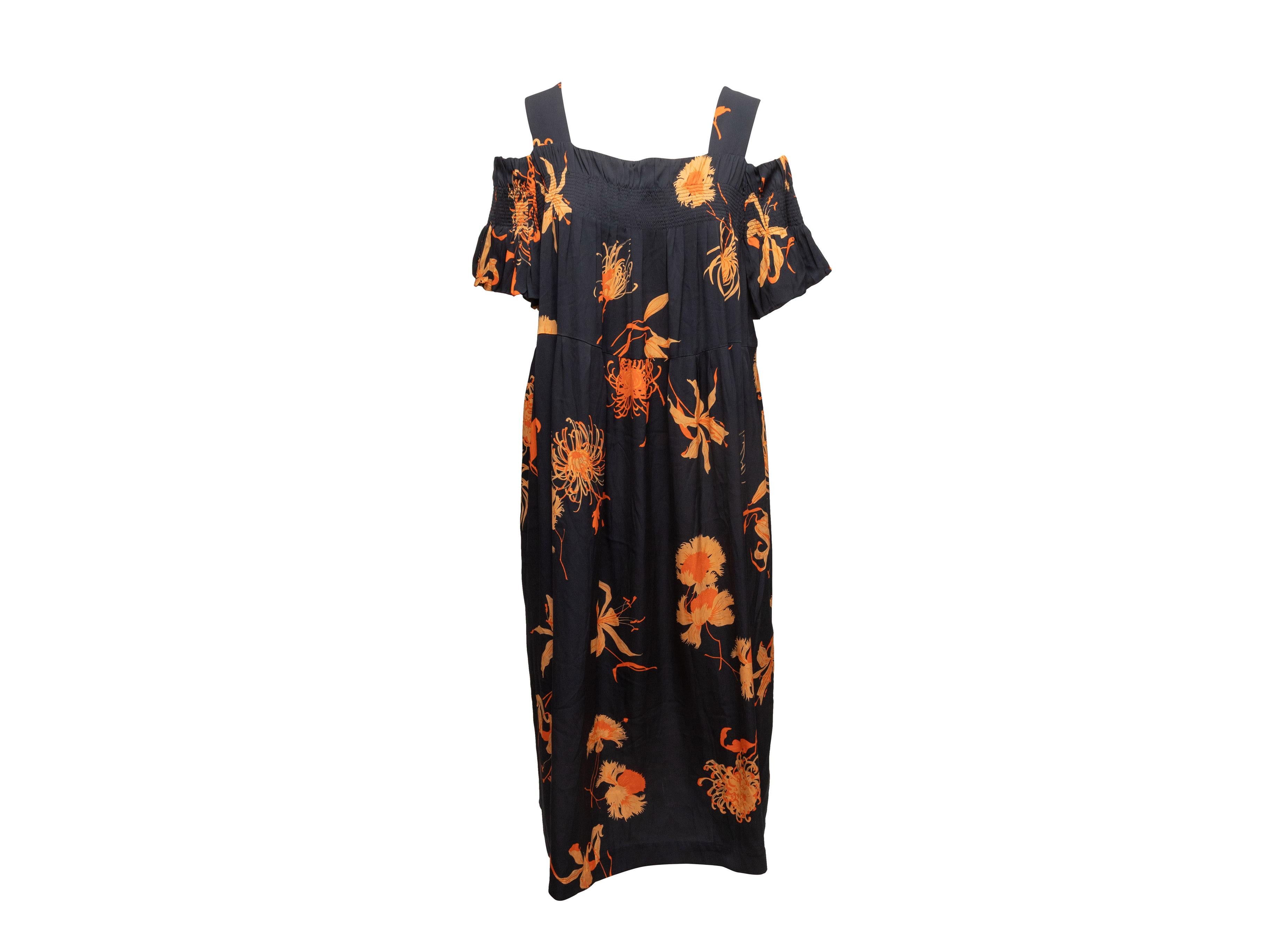 Vestido de hombros fríos con estampado floral de seda en negro y naranja de Dries van Noten. Escote cuadrado. Cierre con cremallera en la espalda. 40