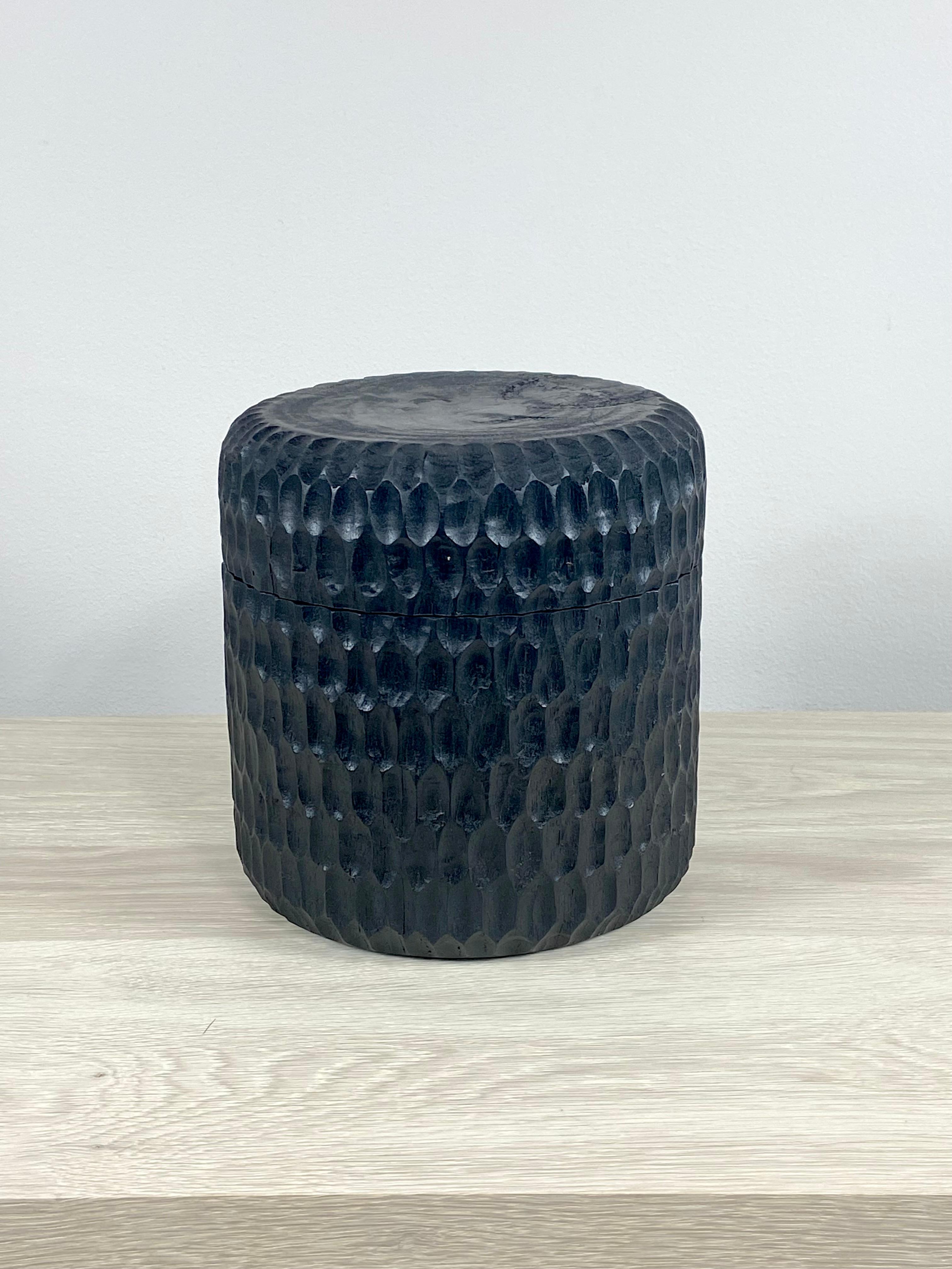 Boîte noire organique moderne en bois recyclé sculpté Neuf - En vente à Norwalk, CT