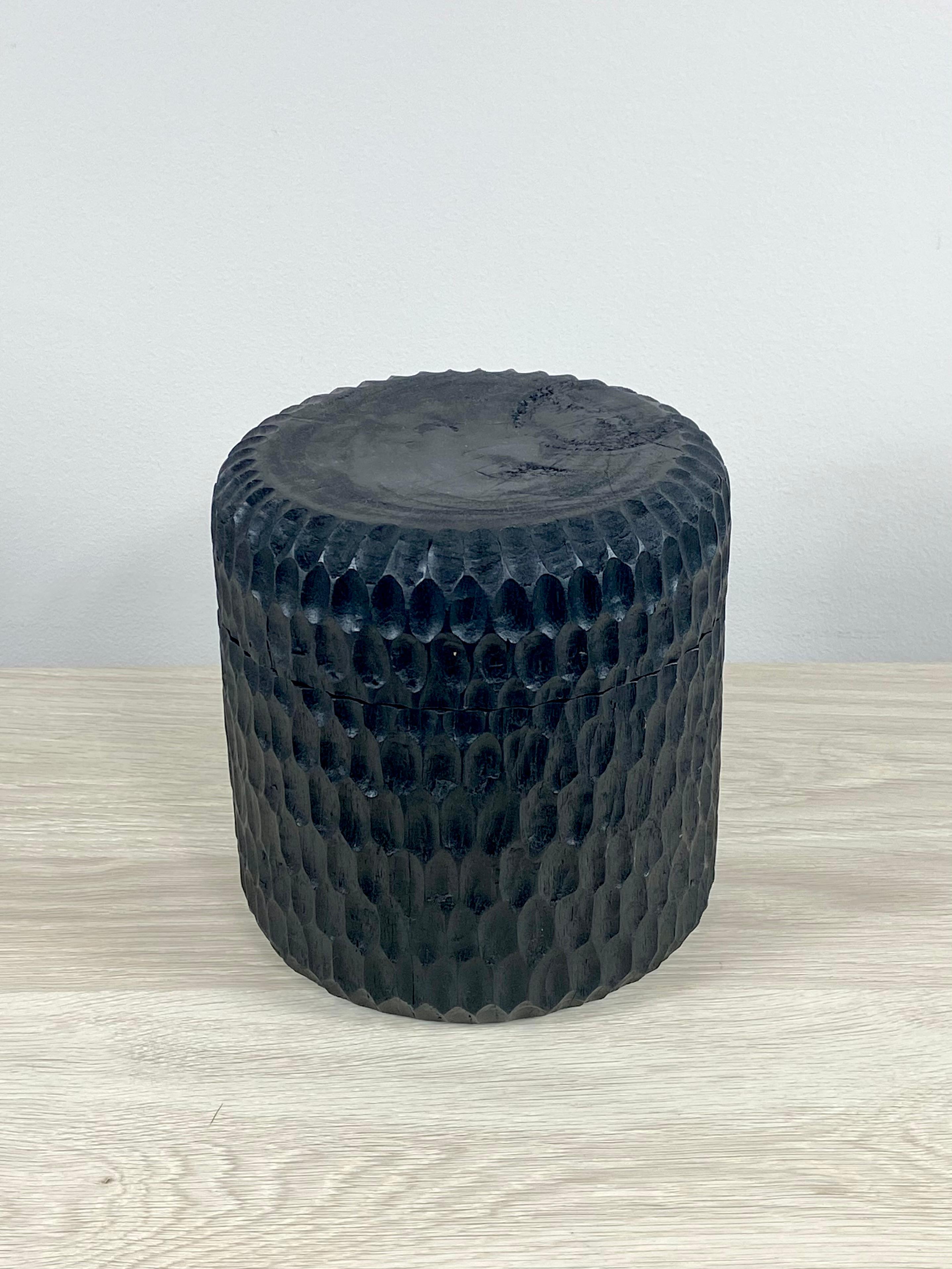 XXIe siècle et contemporain Boîte noire organique moderne en bois recyclé sculpté en vente