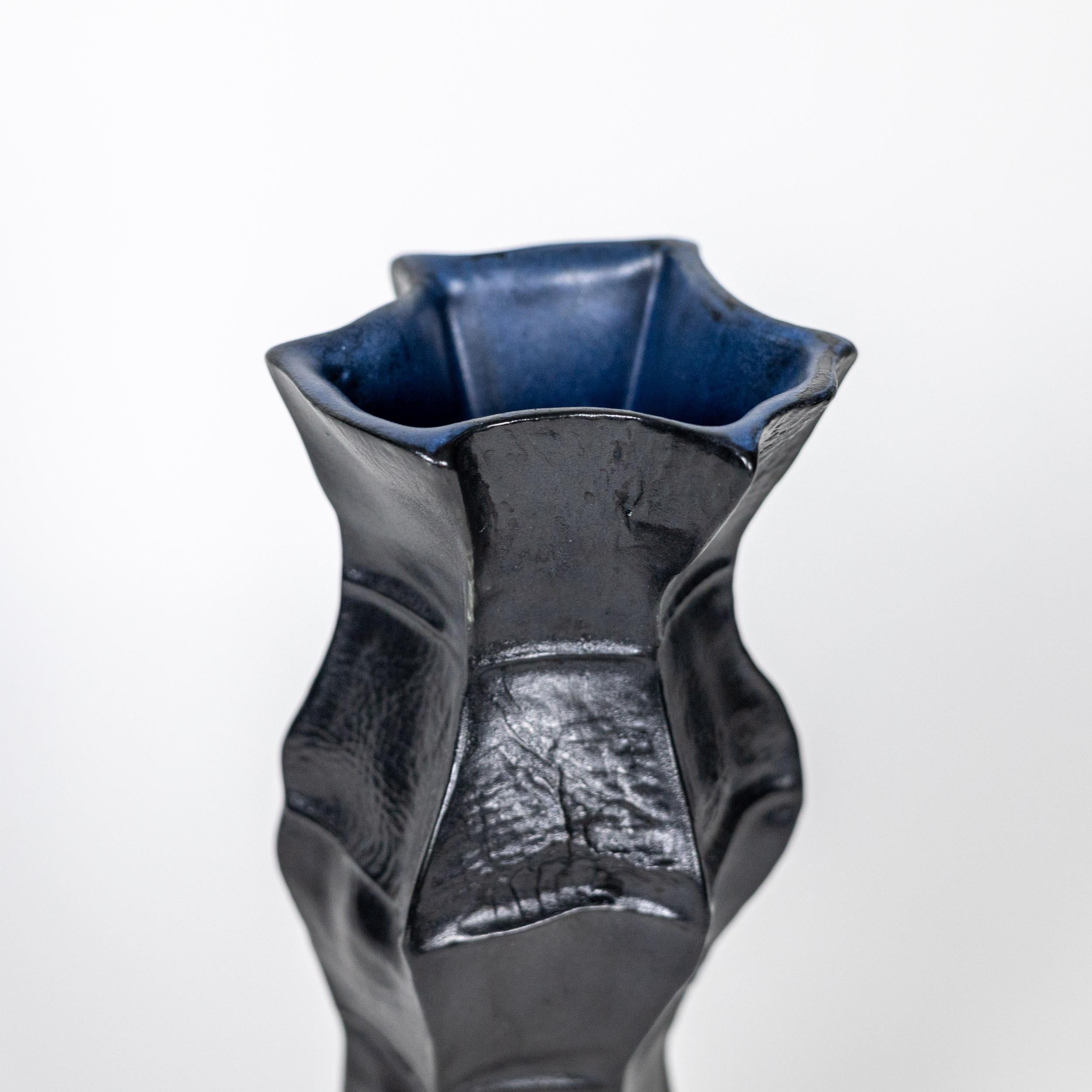 Kawa Vase 06

Jarrón negro táctil y orgánico con superficie exterior de porcelana cruda texturizada e interior esmaltado transparente. Como resultado del proceso de producción, cada pieza es única.

Utilízalos individualmente como acento discreto o