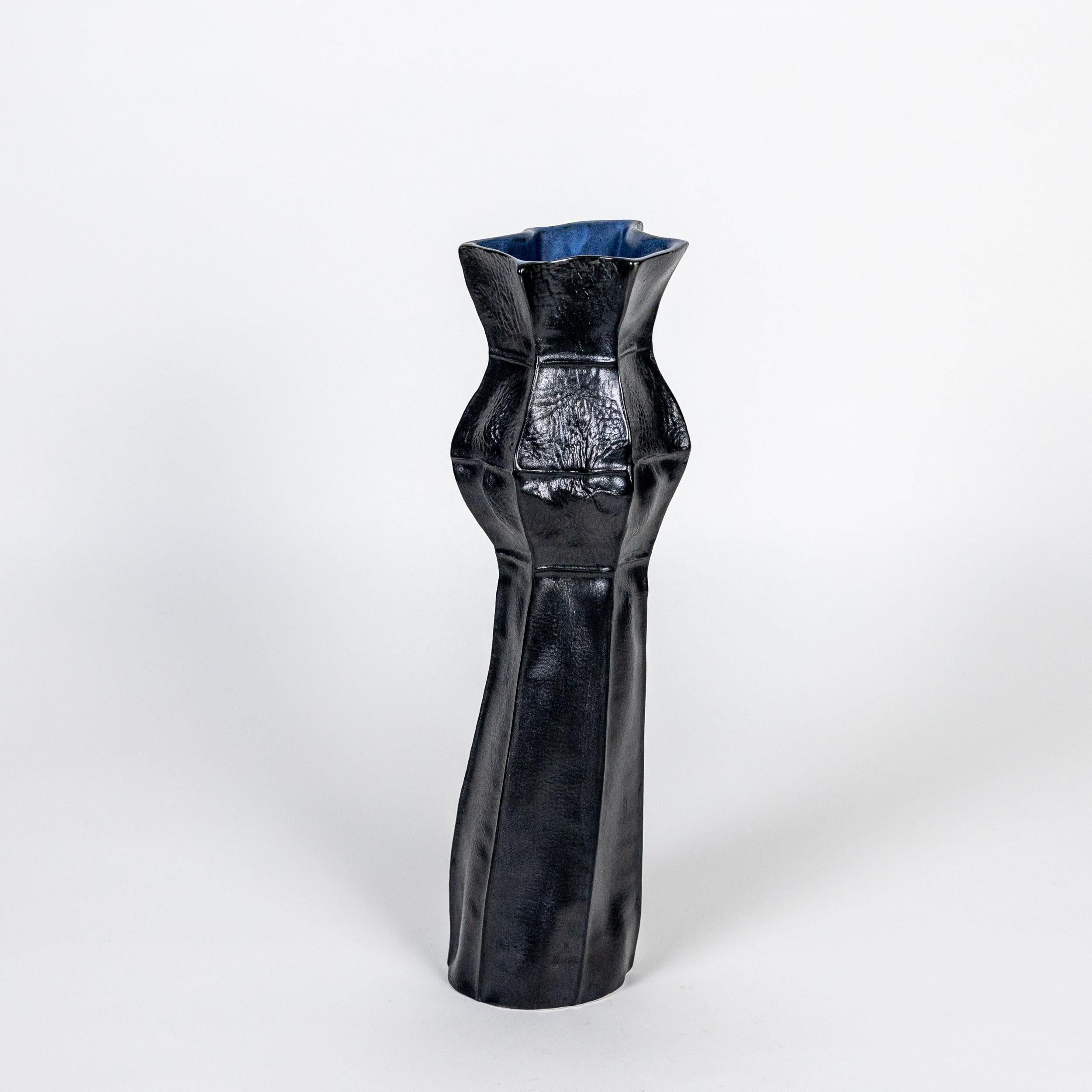 Jarrón Orgánico Negro, Cerámica, Kawa Vase #6, Porcelana, En stock, Hecho a mano en Nuevo estado para la venta en Brooklyn, NY
