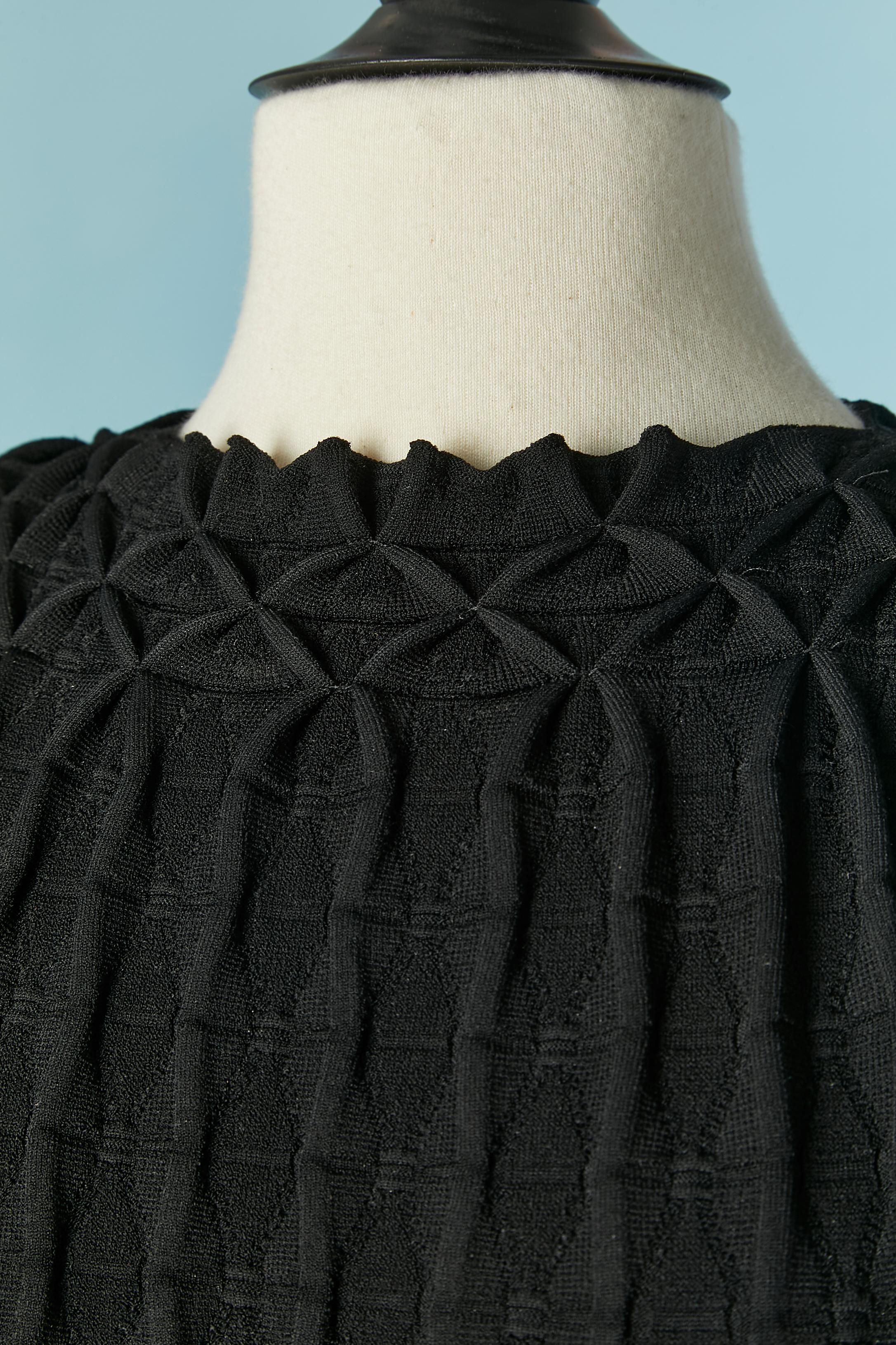 Abito da cocktail Origami nero senza maniche in jacquard. Composizione della Fabrice: 20% poliestere, 80% rayon. 
TAGLIA 38 (Fr) M 