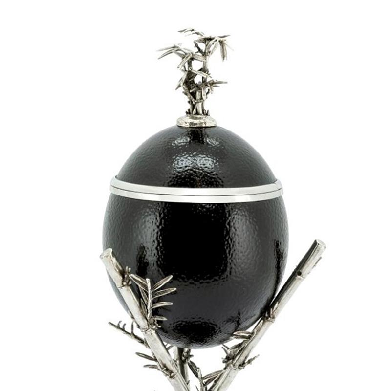 Box black ostrich egg with a natural ostrich egg
in black finish. Top of the egg is a lid with bamboo
in silvered chrome. Base of the box are 3 crossed 
bamboo's stems on blackned stone round part.
     