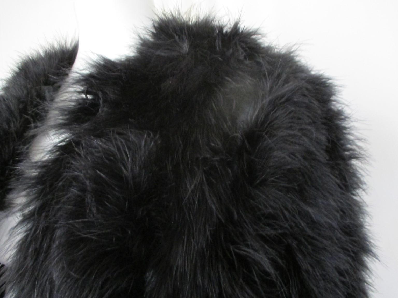 Ce magnifique boléro/veste est fait de fourrure de plumes d'autruche noire très douce et est léger à porter.    

Nous proposons d'autres articles de fourrure de luxe, voir notre vitrine.

Détails :
Doublure noire
pas de poches
1 fermeture à crochet