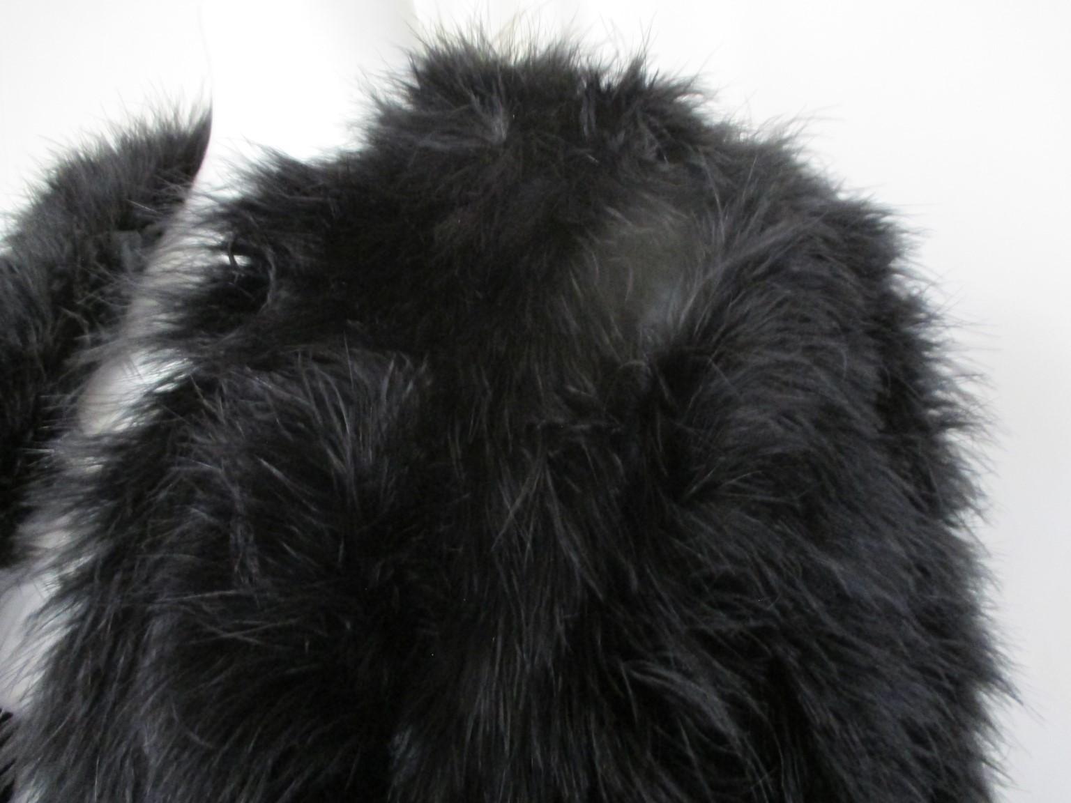 Este precioso bolero/chaqueta está hecho de piel de pluma de avestruz negra muy suave y es ligero de llevar.    

Ofrecemos más artículos de piel de lujo, consulta nuestro escaparate.

Detalles:
Forro negro
sin bolsillos
1 cierre de corchete en el