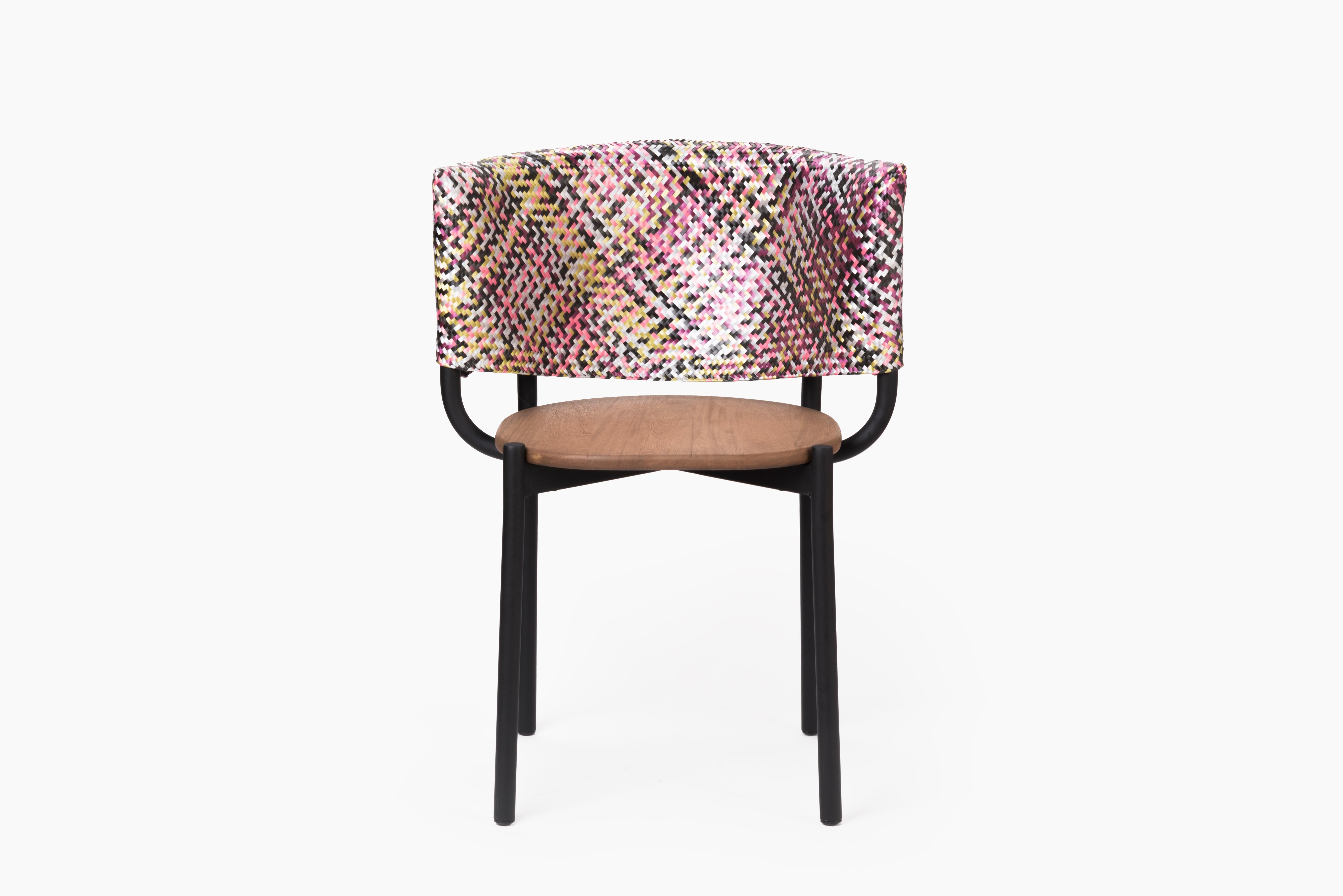 “La Bonita” terrace and outdoor chair, inspired by the ability with which basket weaving communities randomly combine colors, giving infinite possibilities of combinations. Its aluminum structure provides the ideal lightness for your comfort in