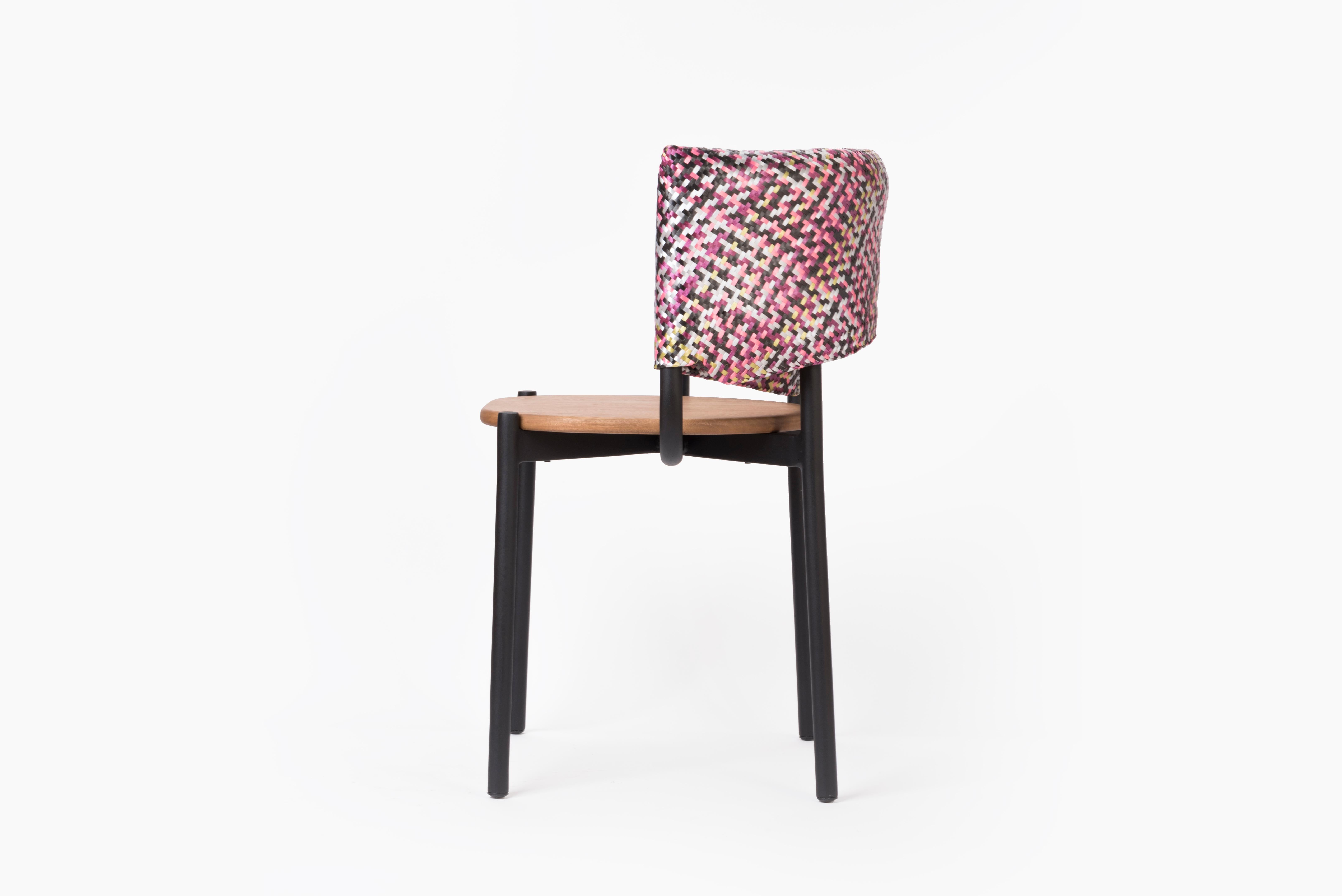 Schwarzer Outdoor-Stuhl mit handgefertigter, geflochtener Rückenlehne aus Kunststofffasern (Mexikanisch) im Angebot