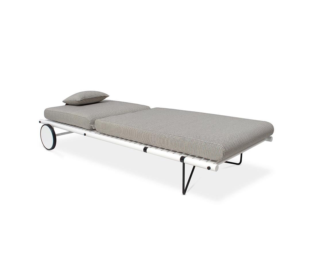 Modernes Sonnenbett mit weißen Beinen und Dedar Milano-Stoff in Schwarz und Weiß (Kupfer) im Angebot