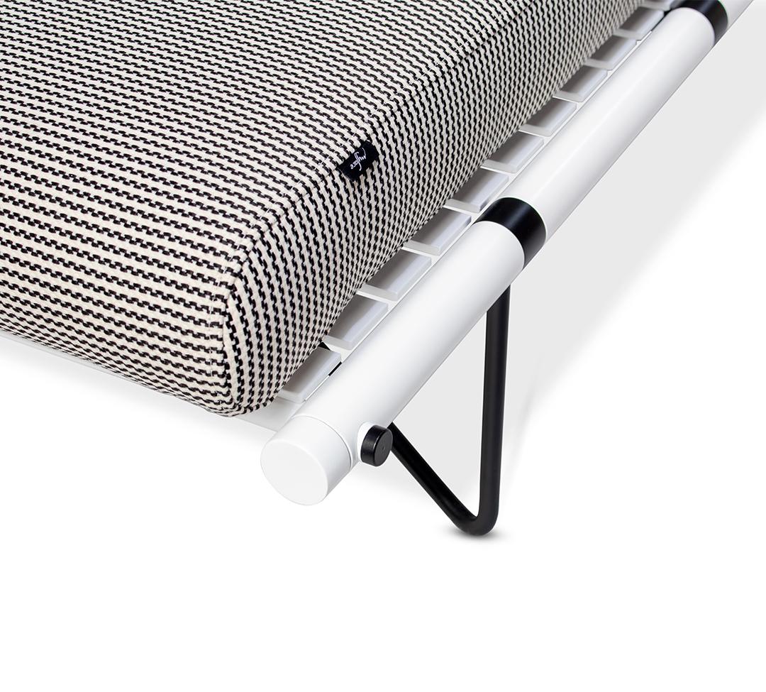 Modernes Sonnenbett mit weißem Rahmen und schwarzem Dedar Milano-Stoff im Angebot 1