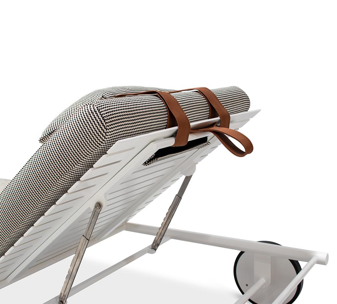 Modern Sunbed With White Legs an Dedar Milano Fabrics in Black and White For Sale 2