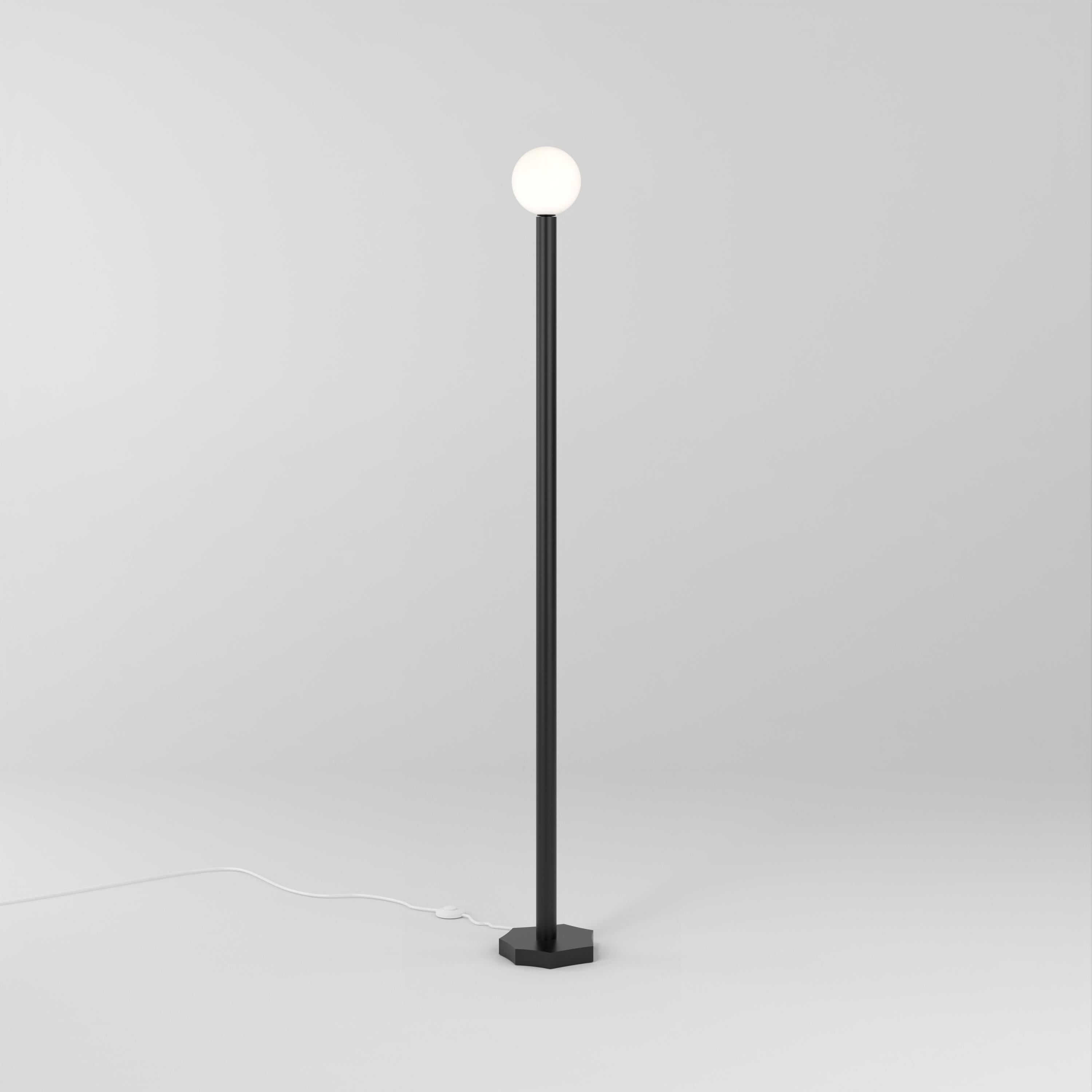 Lámpara de pie cortada con contornos negros de Atelier Areti
Dimensiones: P 20,4 x A 156,7 cm.
Materiales: Metal con recubrimiento en polvo, cristal blanco.

Disponible en base cilíndrica cortada, base de forma libre o base de forma