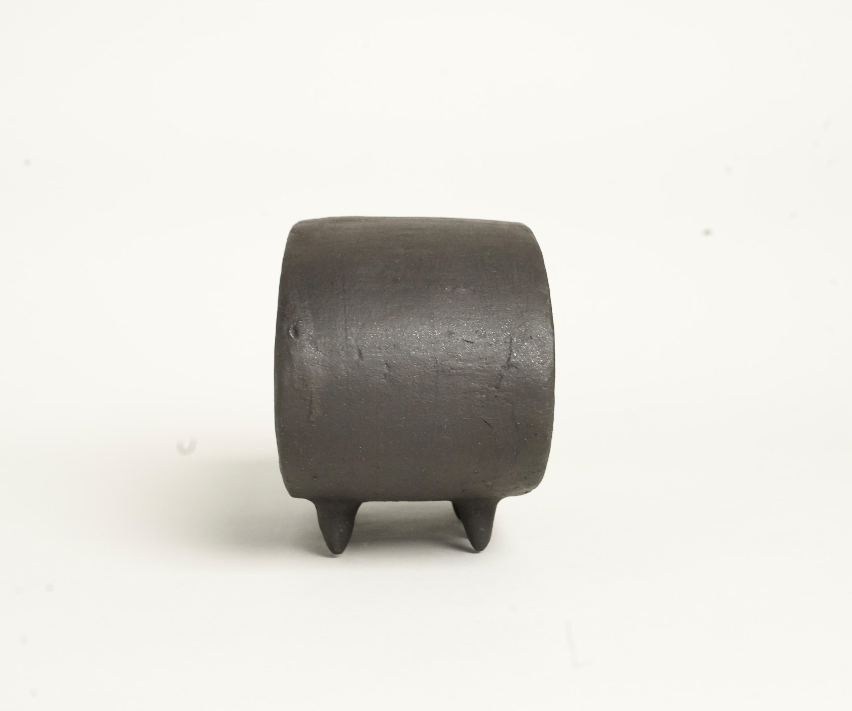 Schwarze ovale Keramik-Skulptur mit 2 Reihen von kleinen spitzen Füßen (Handgefertigt) im Angebot
