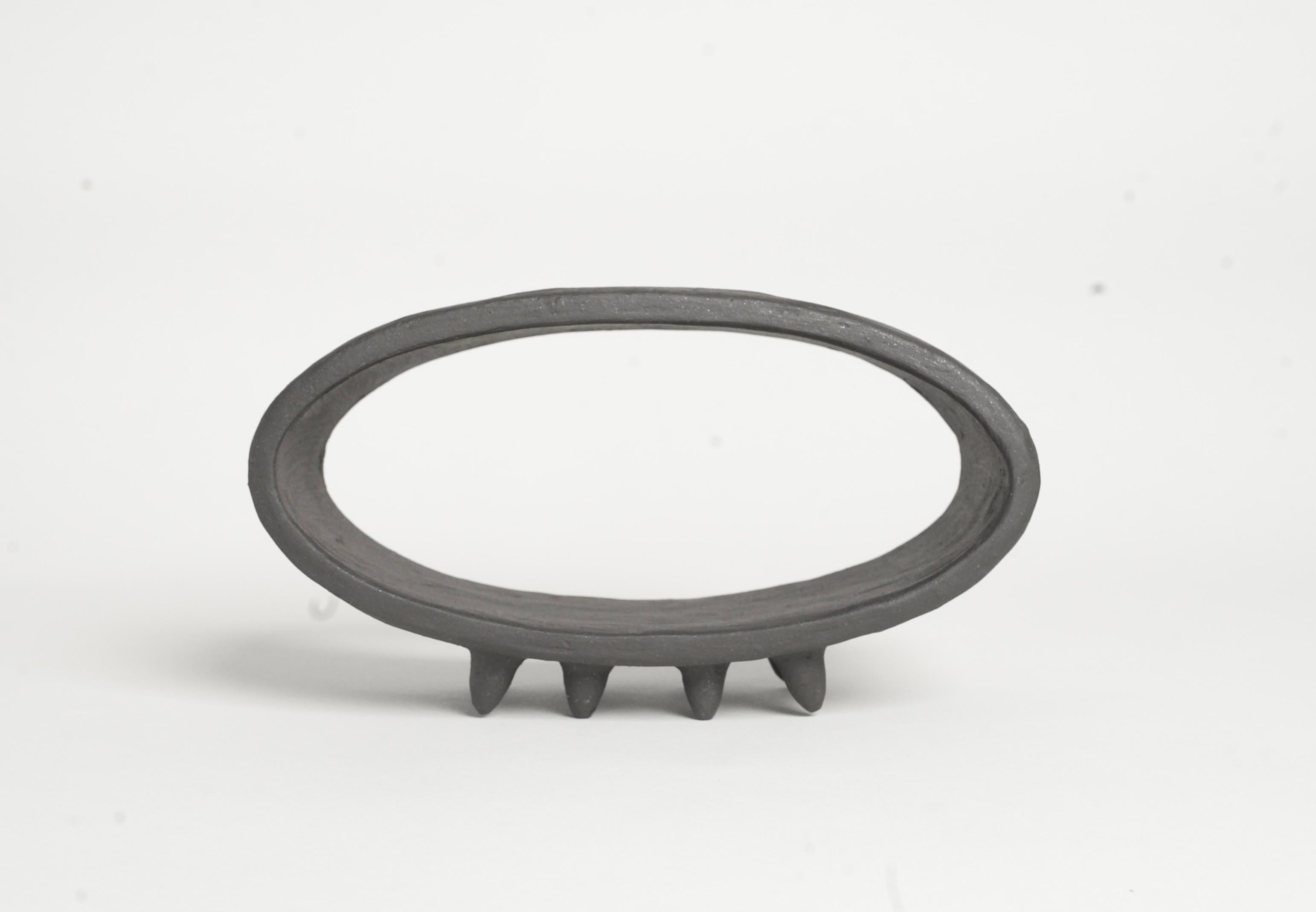 Americano Scultura ovale nera in ceramica con 2 file di piccoli piedi a punta in vendita