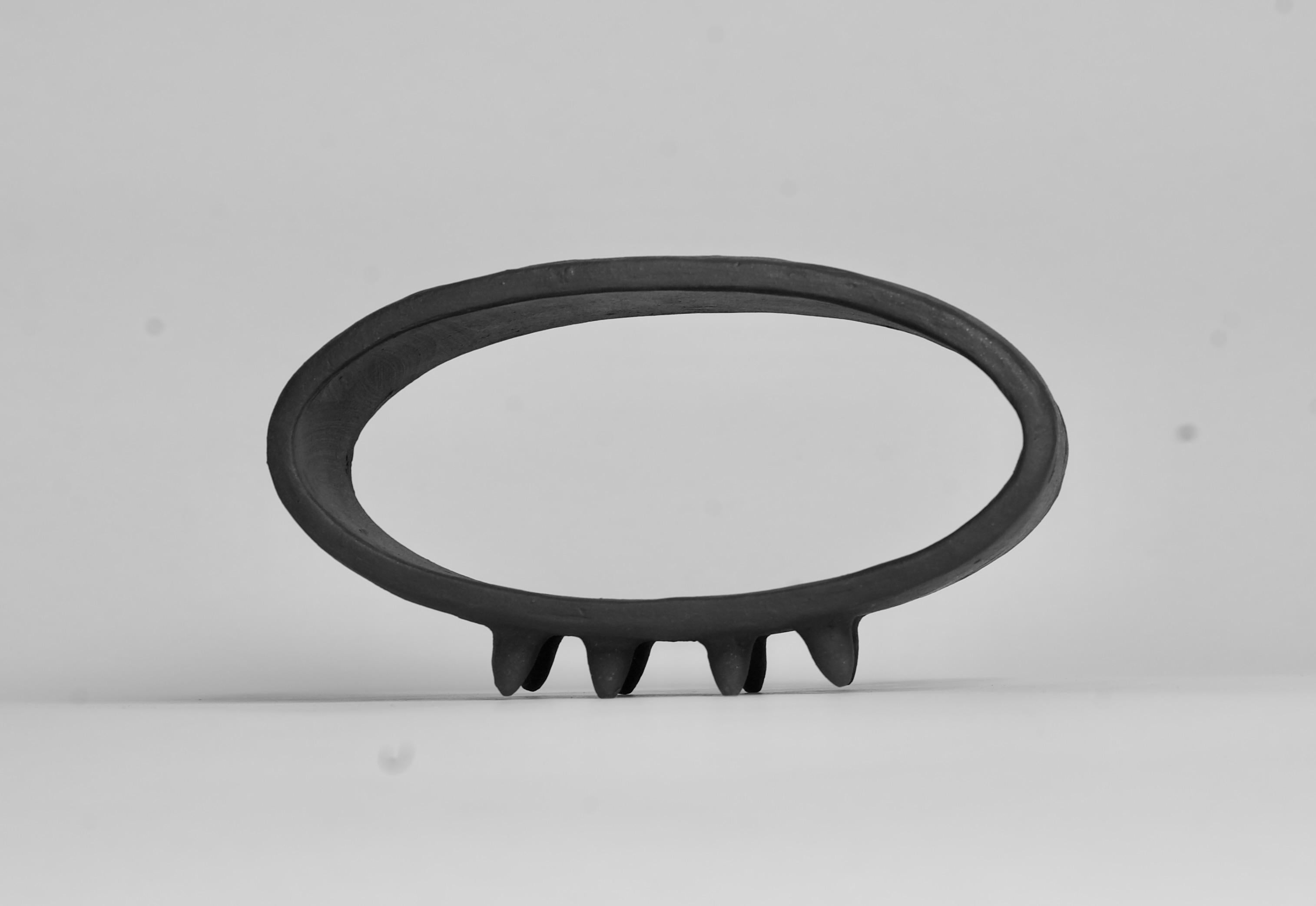 Schwarze ovale Keramik-Skulptur mit 2 Reihen von kleinen spitzen Füßen im Angebot 2