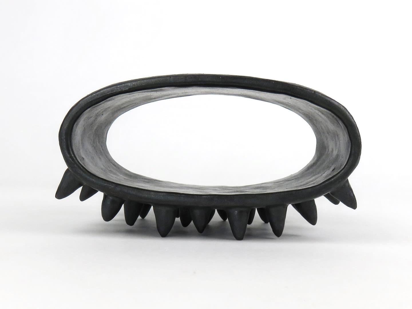 Une nouvelle série de petites sculptures dans la veine du Modern Totemic. Ils ne sont pas vraiment humanistes, mais ils ont des pieds et une personnalité. Elles sont abstraites, offrant un sentiment d'êtres historiques, de quelque chose du passé ou