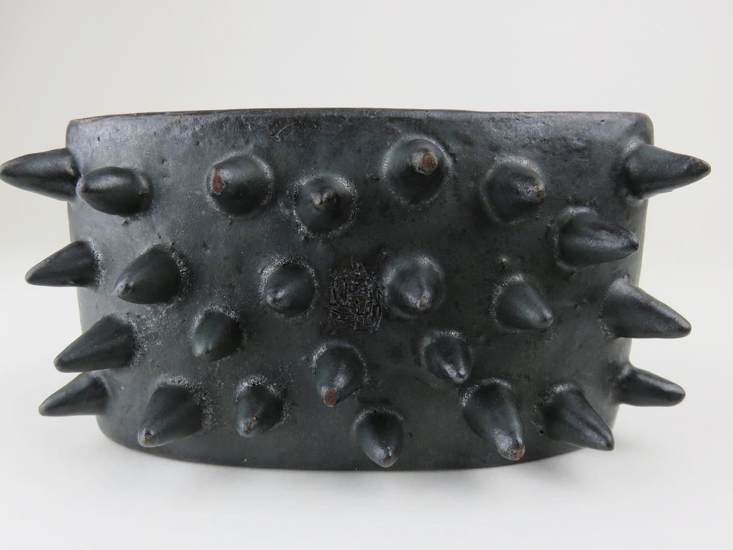 Organique Sculpture ovale en céramique noire avec de nombreux petits pieds en pointe en vente