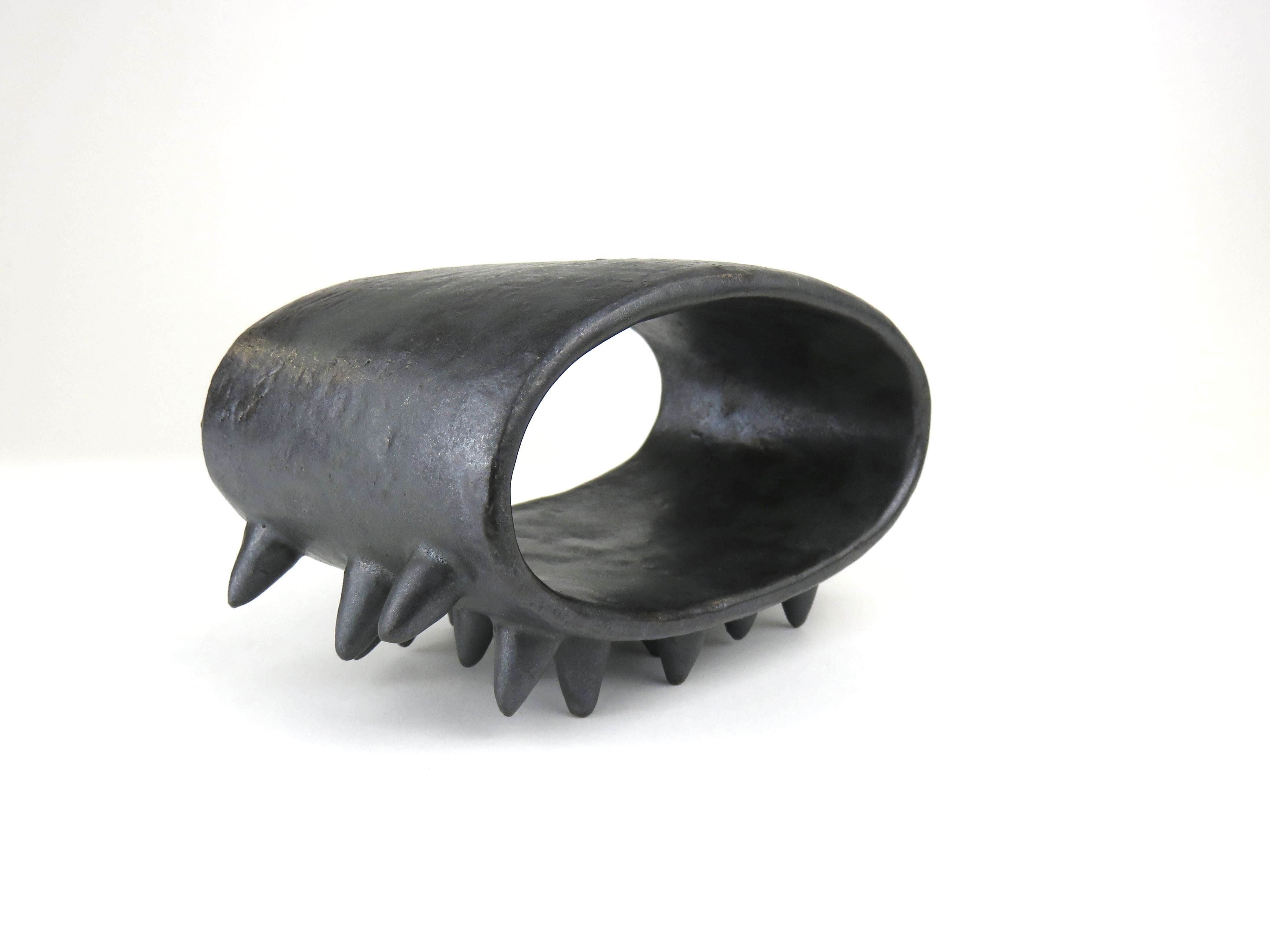 Fait main Sculpture ovale en céramique noire avec de nombreux petits pieds en pointe en vente