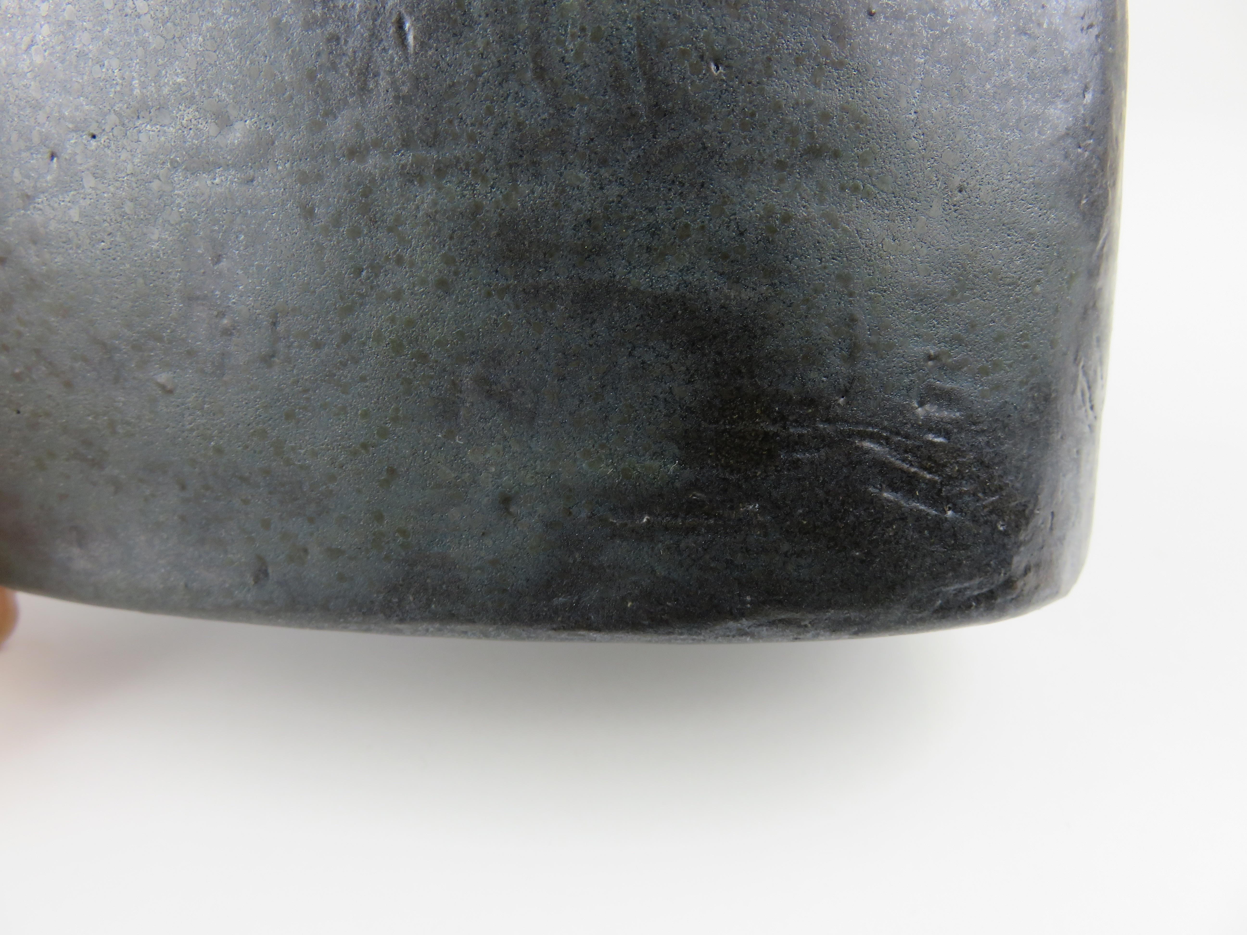 XXIe siècle et contemporain Sculpture ovale en céramique noire avec de nombreux petits pieds en pointe en vente