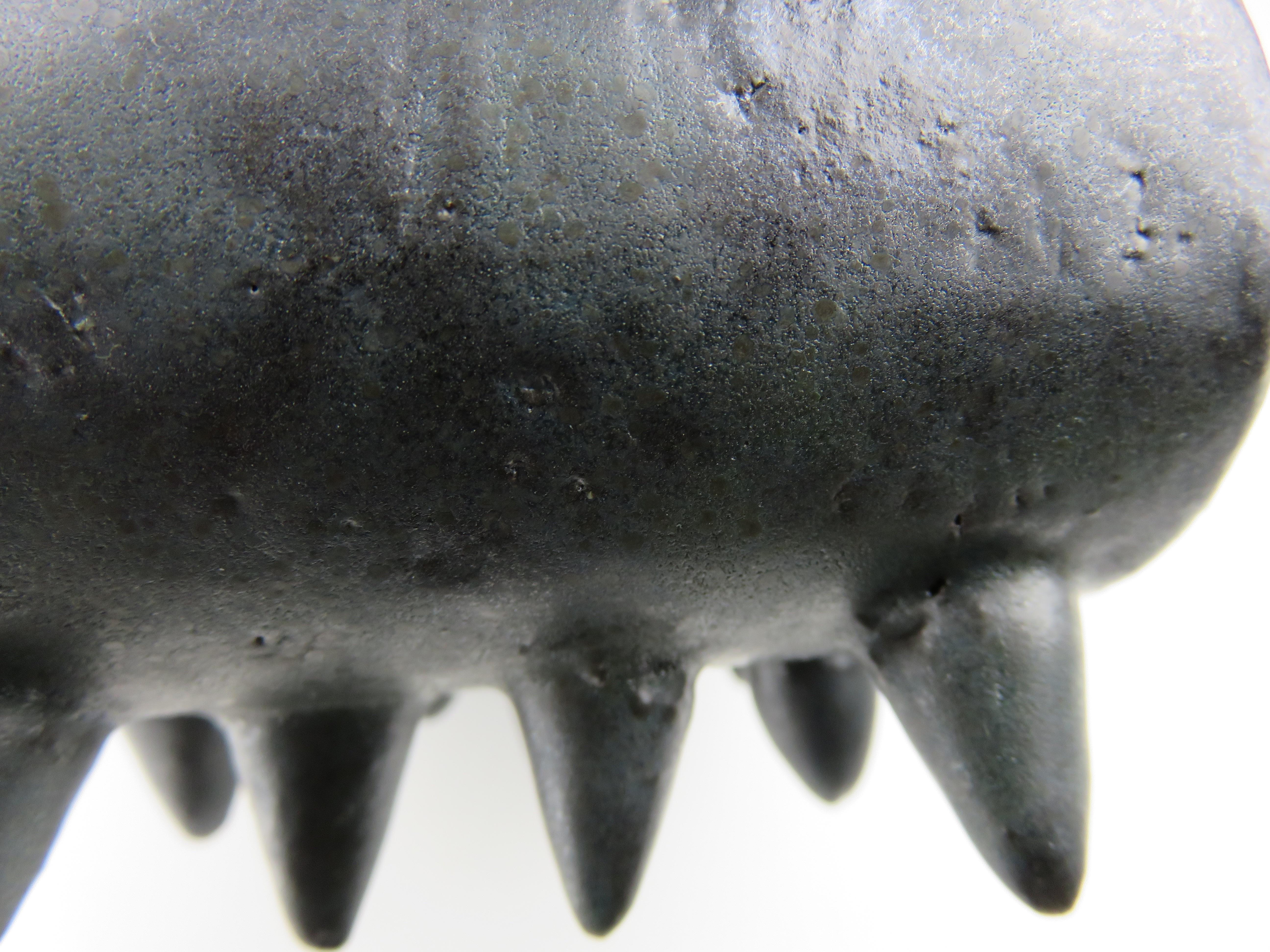 Céramique Sculpture ovale en céramique noire avec de nombreux petits pieds en pointe en vente