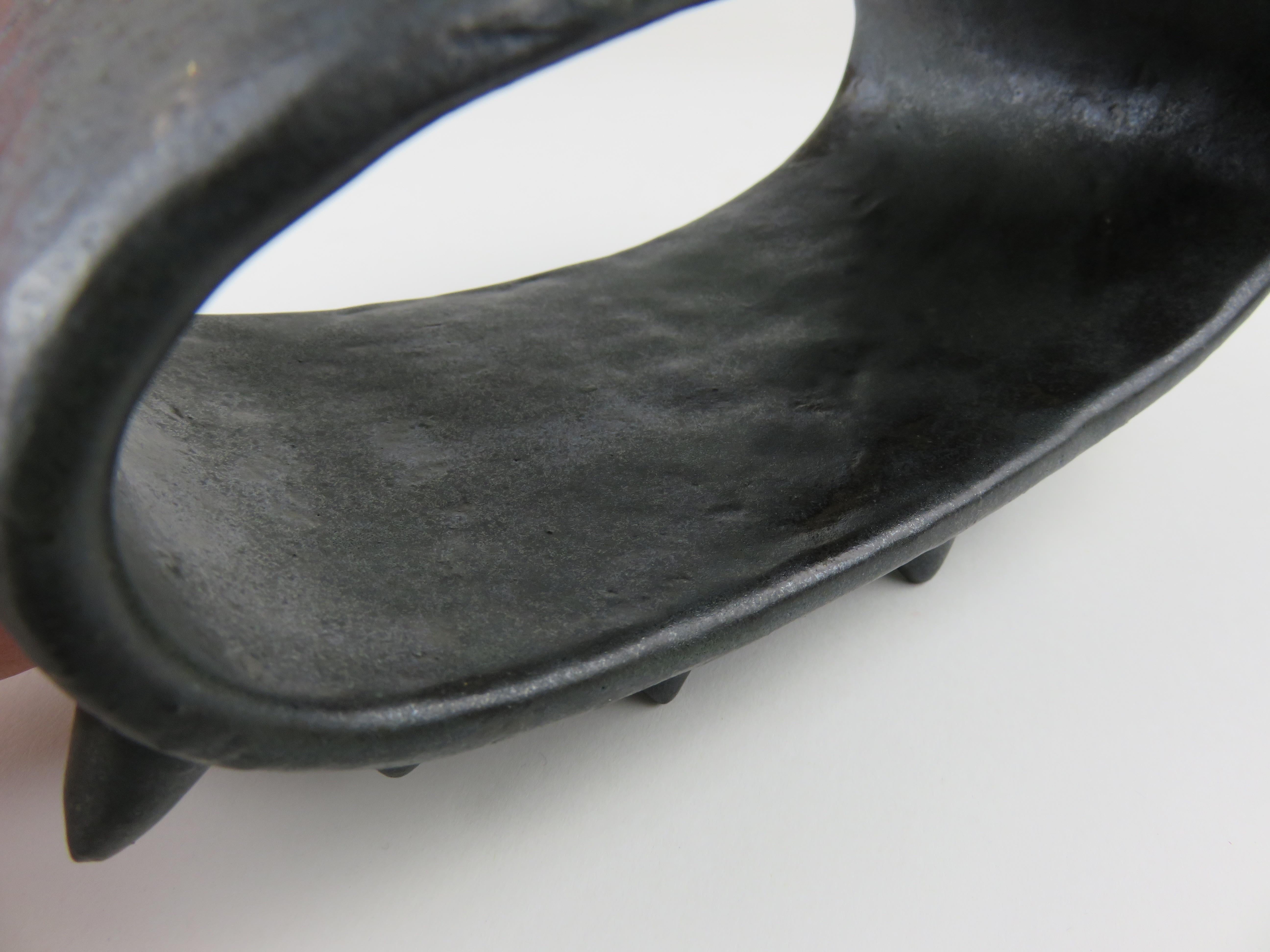 Sculpture ovale en céramique noire avec de nombreux petits pieds en pointe en vente 1