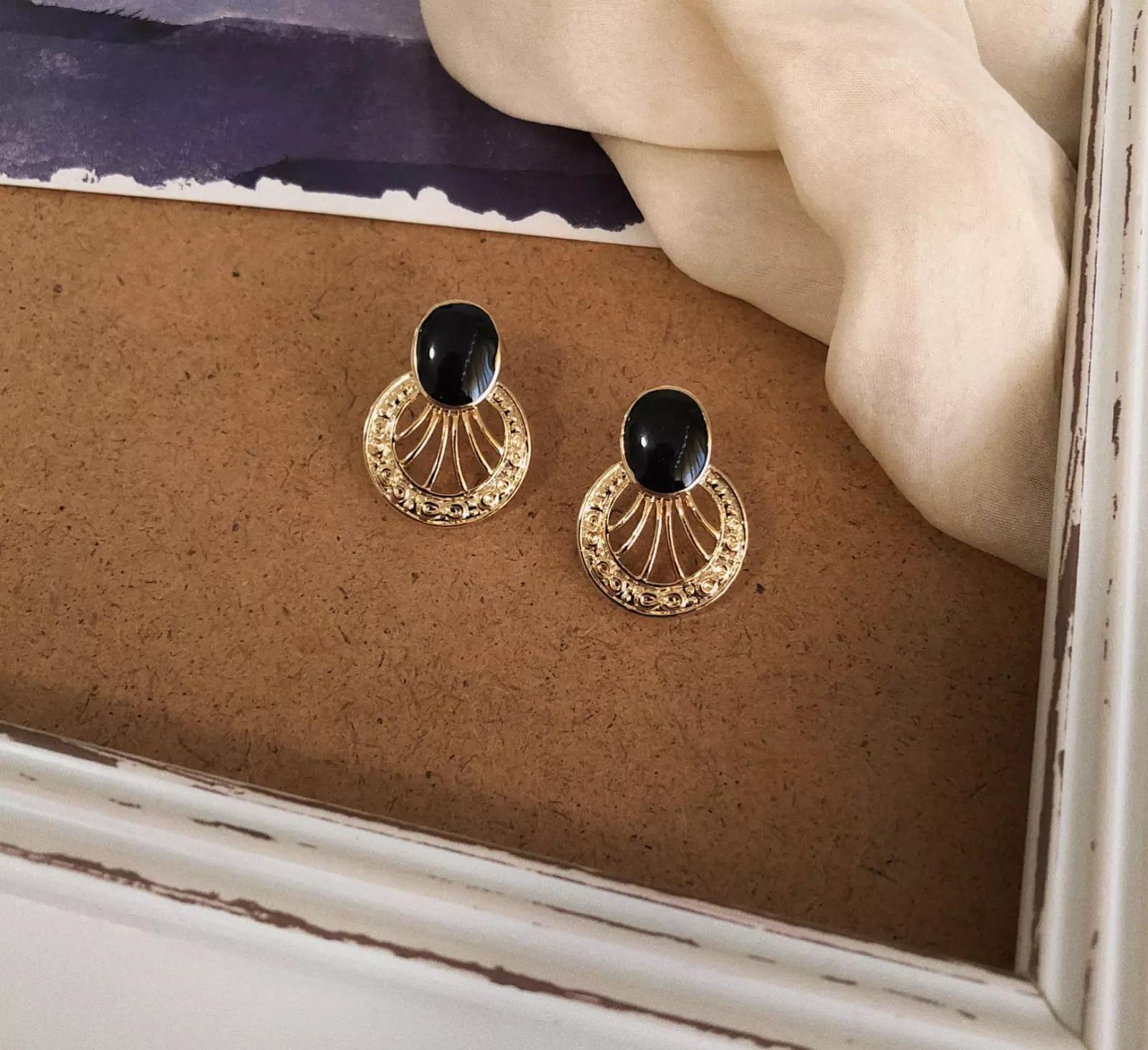 Eventail en émail noir ovale ajouré Cercle creux Or  Retro Elegance Clips Earrings en vente 5