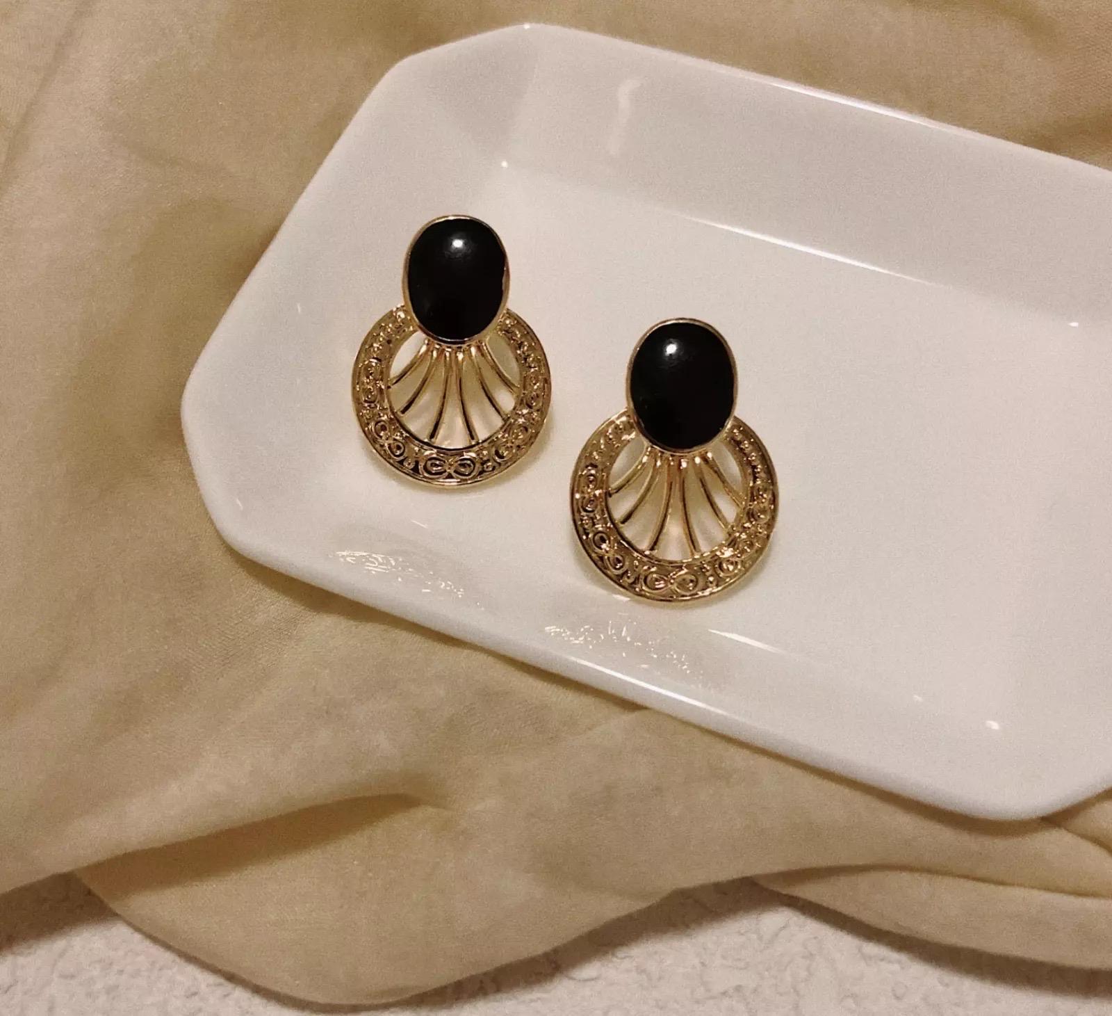 Art nouveau Eventail en émail noir ovale ajouré Cercle creux Or  Retro Elegance Clips Earrings en vente