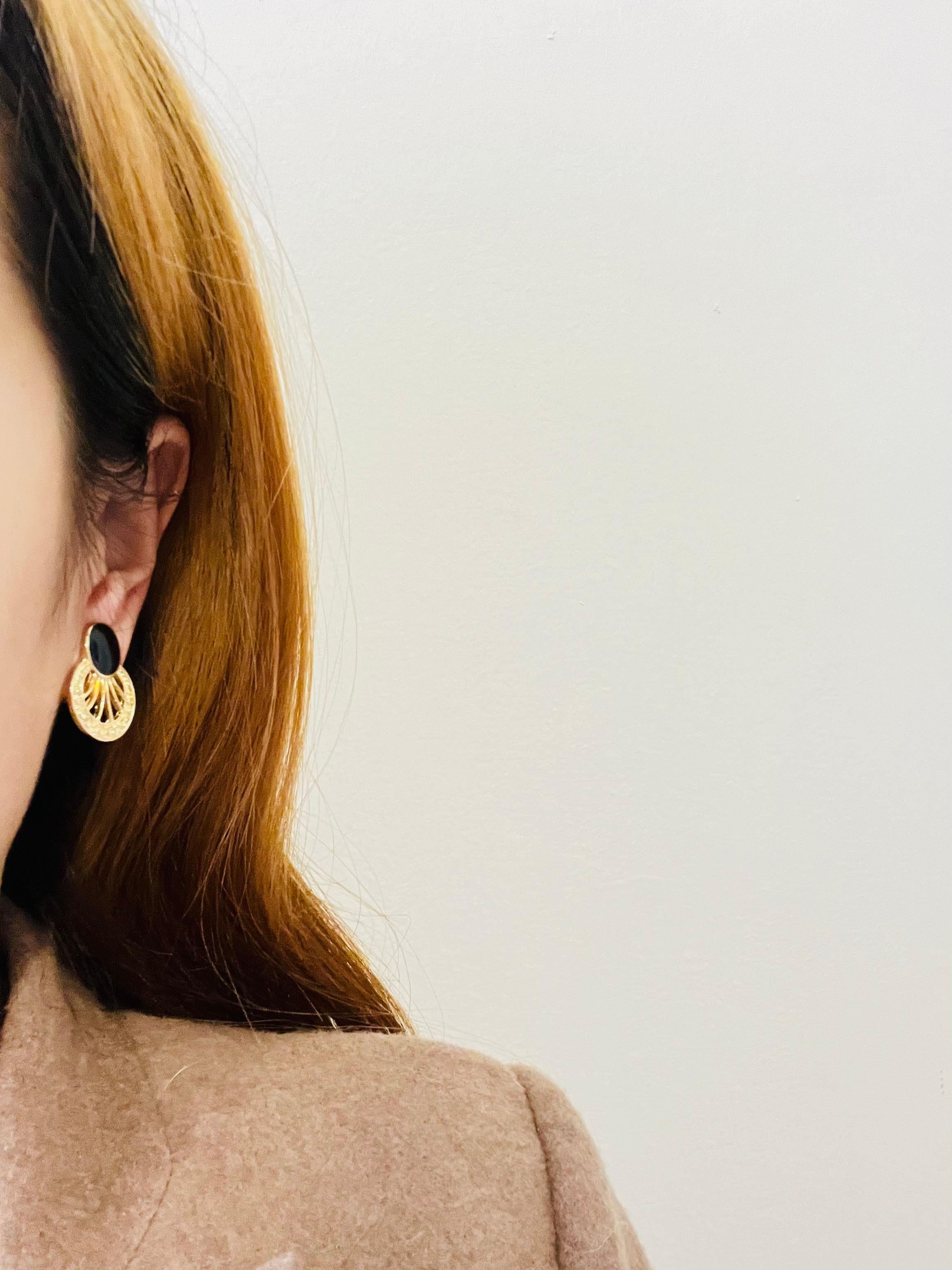 Eventail en émail noir ovale ajouré Cercle creux Or  Retro Elegance Clips Earrings Unisexe en vente