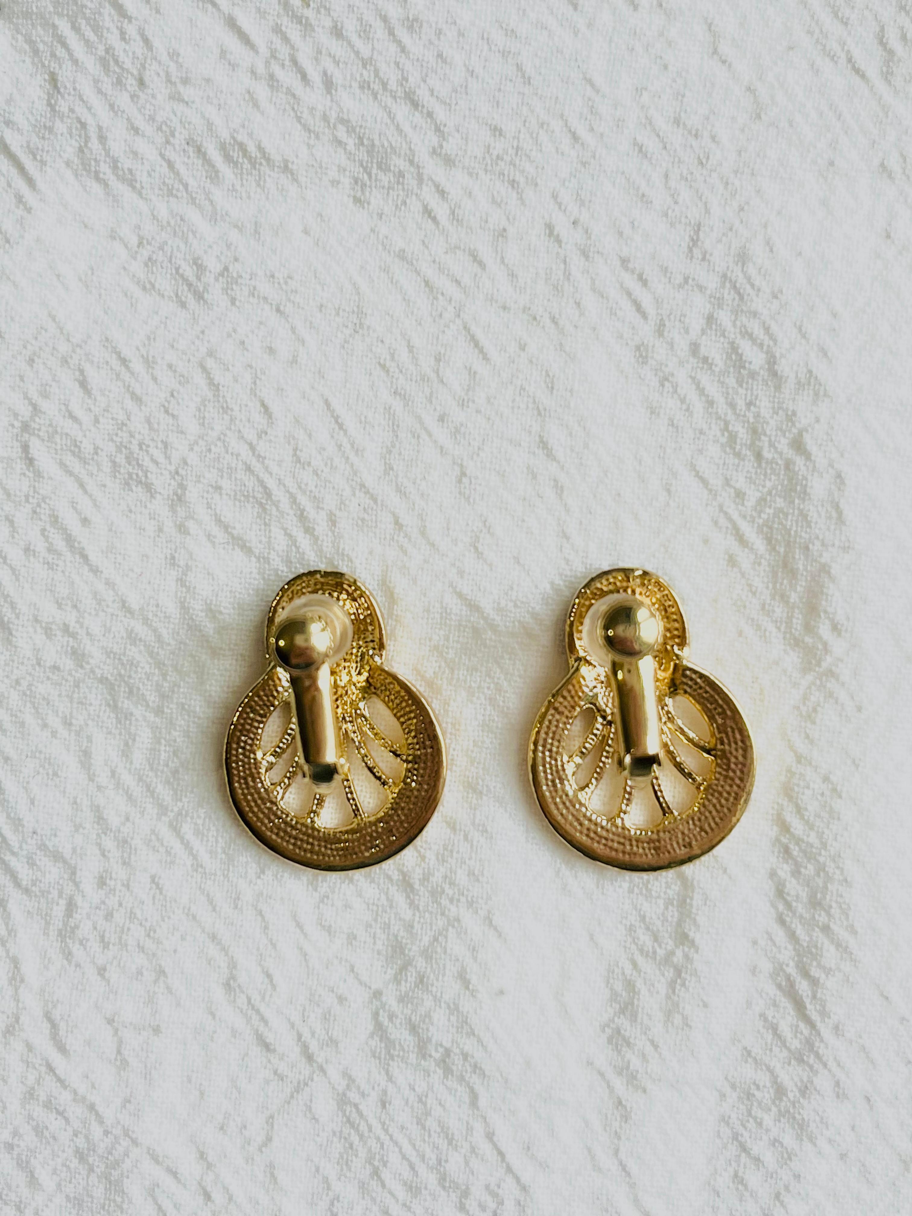 Black Oval Enamel Openwork Hollow Circle Fan Gold  Retro Elegant Clip Earrings For Sale 1
