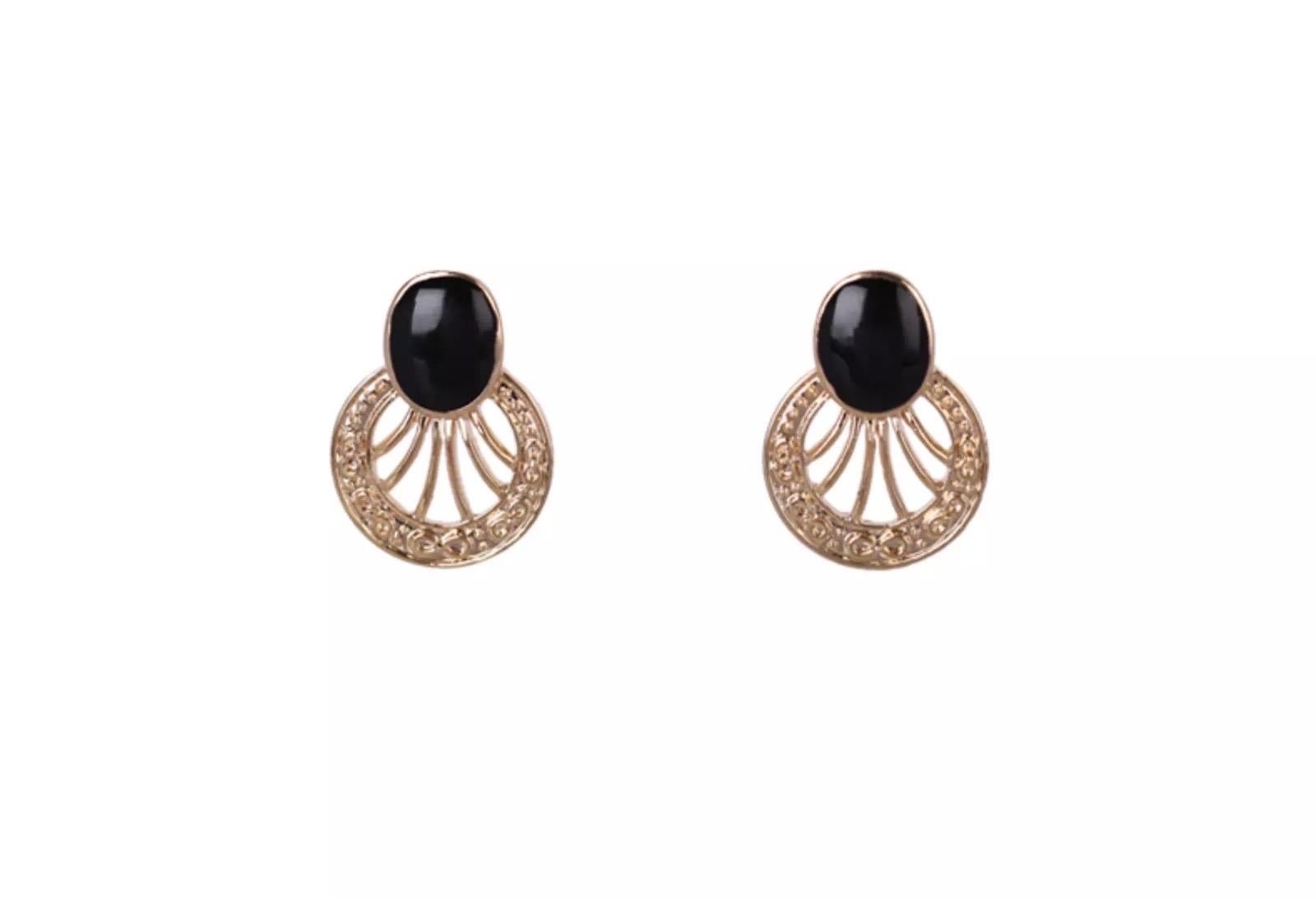 Eventail en émail noir ovale ajouré Cercle creux Or  Retro Elegance Clips Earrings en vente 3