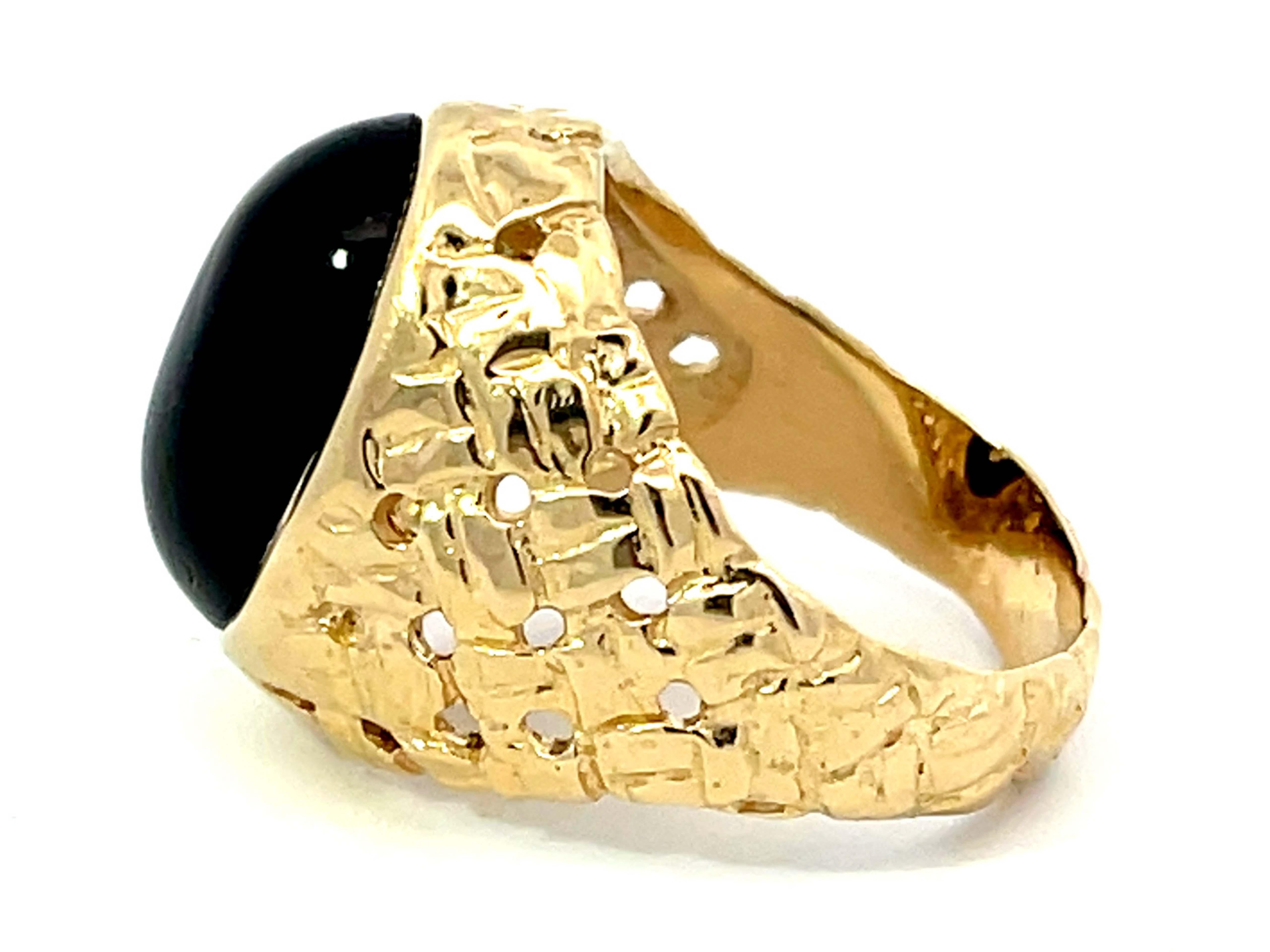 Modern Black Oval Onyx Cabochon Ring in 14k Yellow Gold For Sale