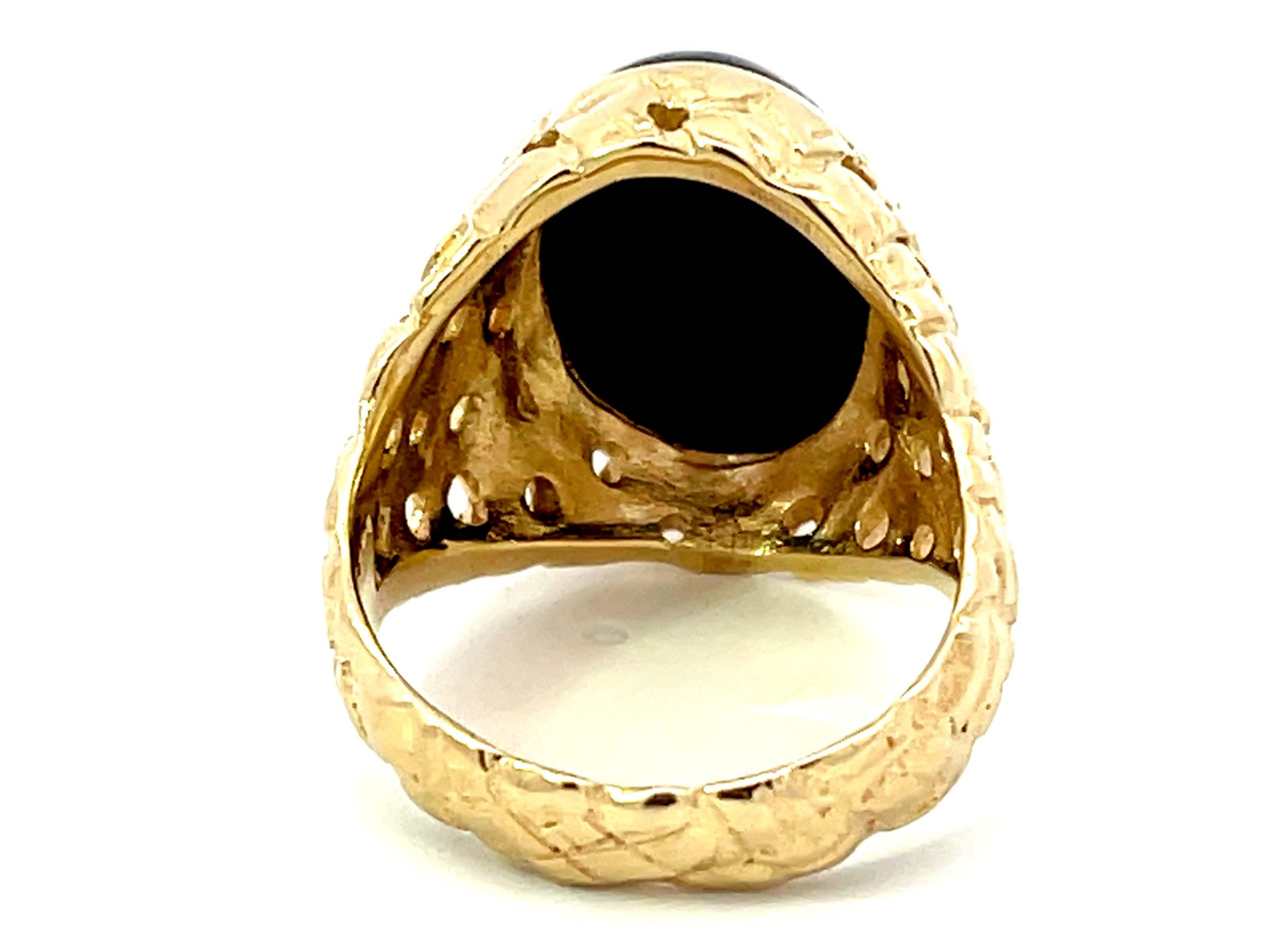 Black Oval Onyx Cabochon Ring in 14k Yellow Gold In Excellent Condition For Sale In Honolulu, HI